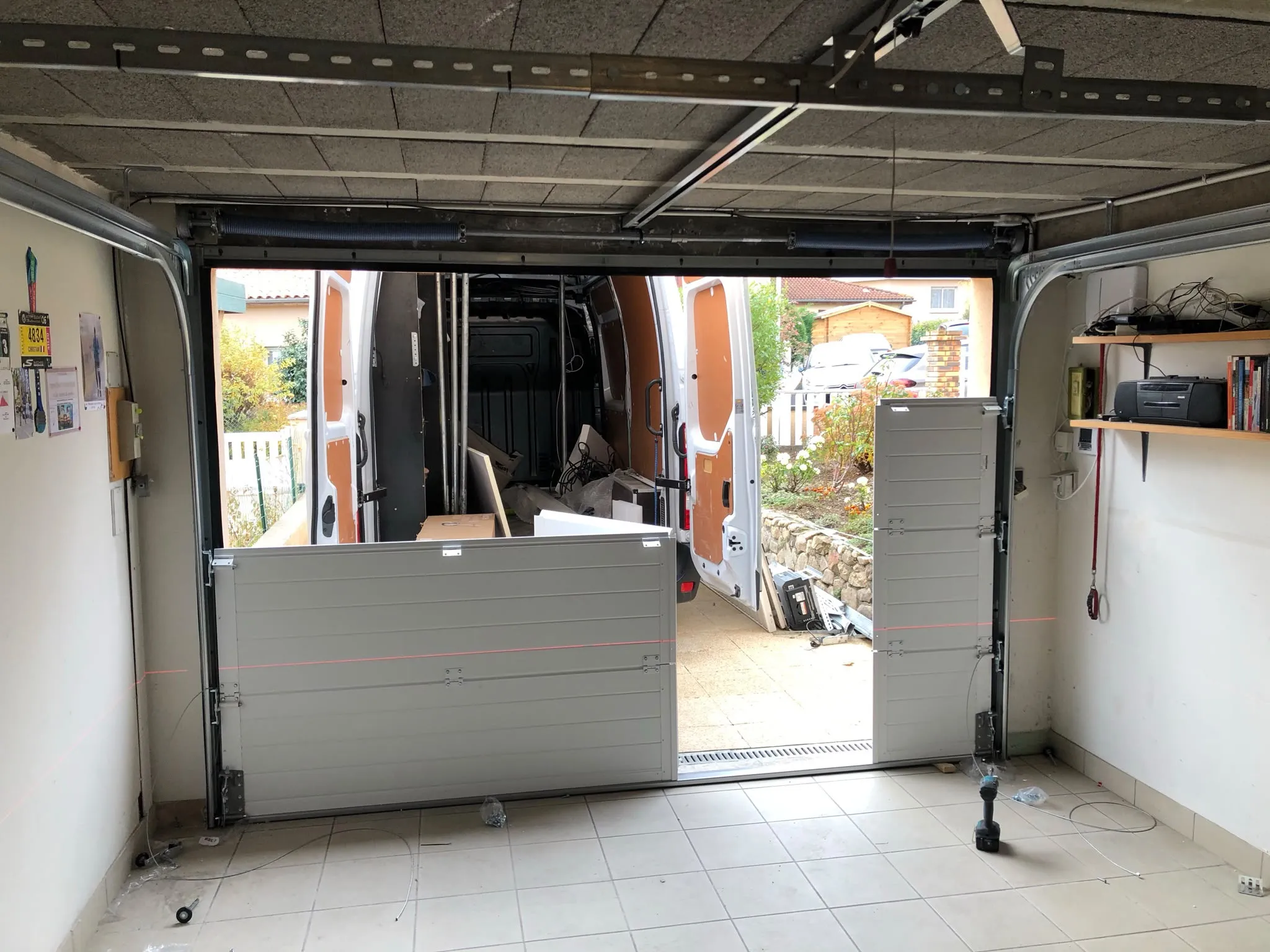 Intervention sur une porte de garage vue de l’intérieur — AFermetures
