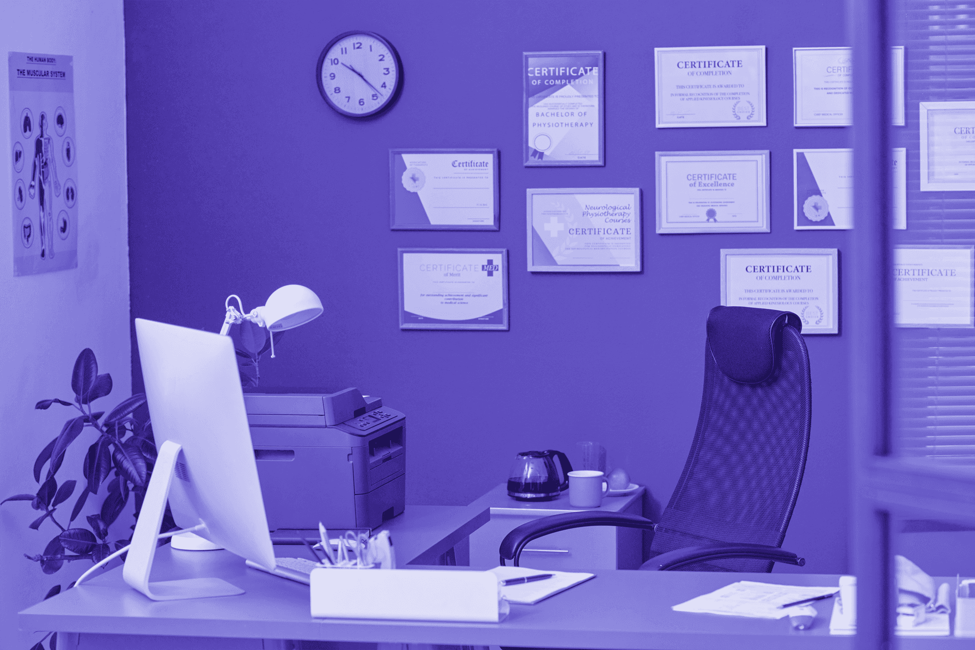Imagem, em tons de roxo, de uma mesa de um escritório, com computador, cadeira, impressora e alguns quadros na parede.