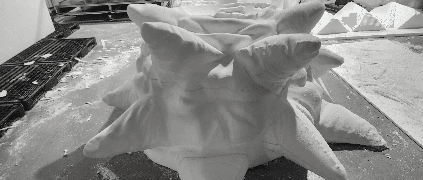 스티로폼 커팅 및 수작업 조형 단계의 초록 베이스 오브제 — 혼합재료 조형물 제작 과정 / Styrofoam carving stage for the green organic base — mixed-media sculpture fabrication process