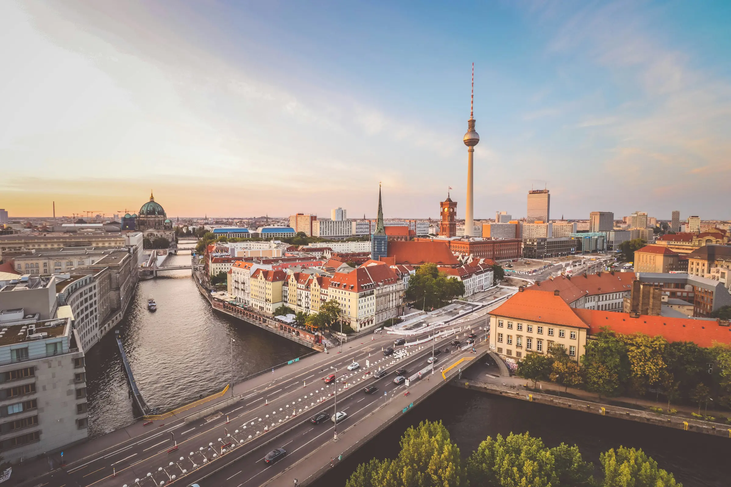 Berlin, Spree mit Fernsehturm, Rotem Rathaus und Berliner Dom zur goldenen Stunde