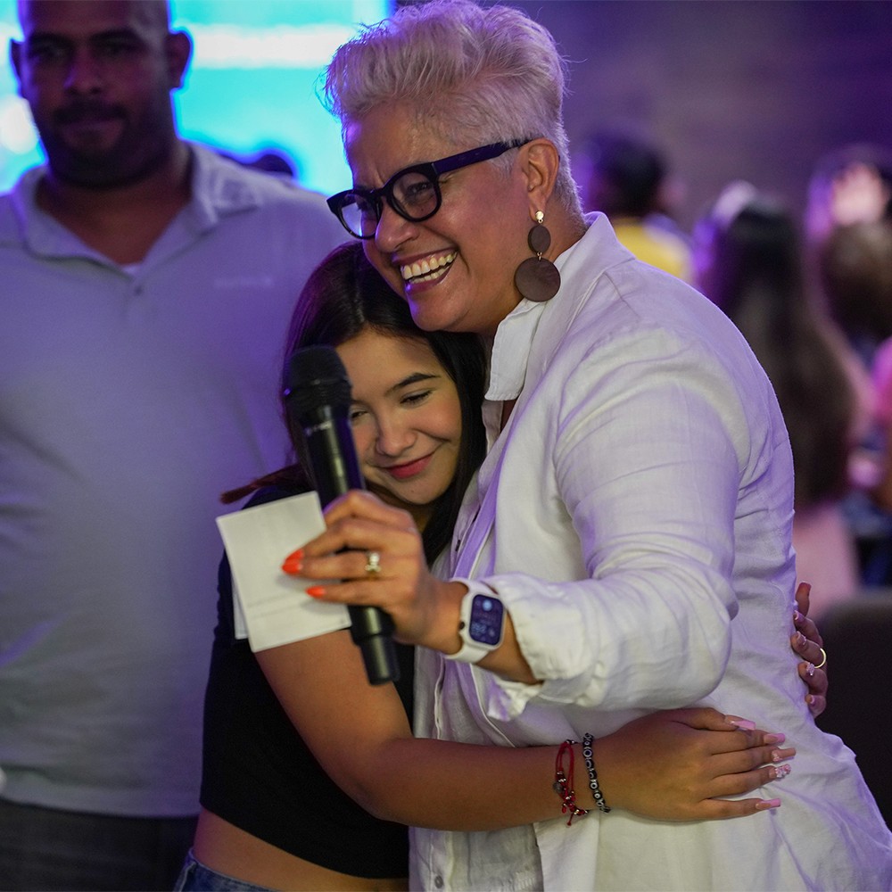 Pastora abrazando jovencita