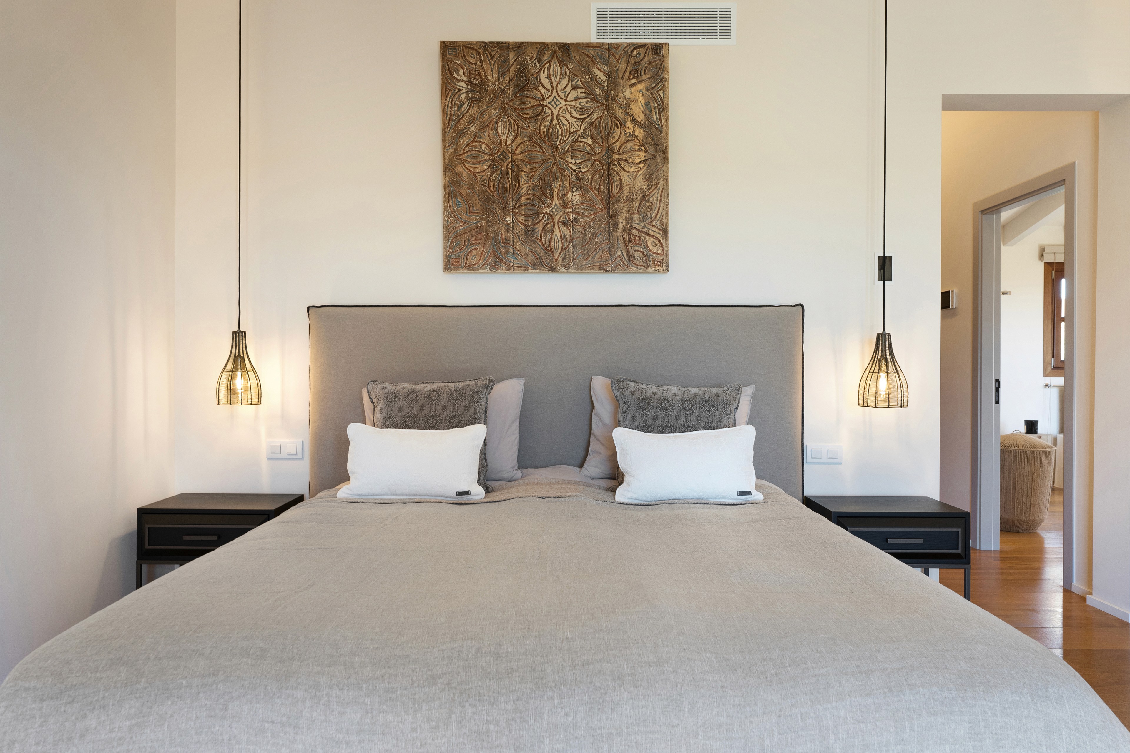 Schlafzimmer in Finca Santanyí mit Leinenstoffen, warmen Naturtönen und reduziertem Interior Design
