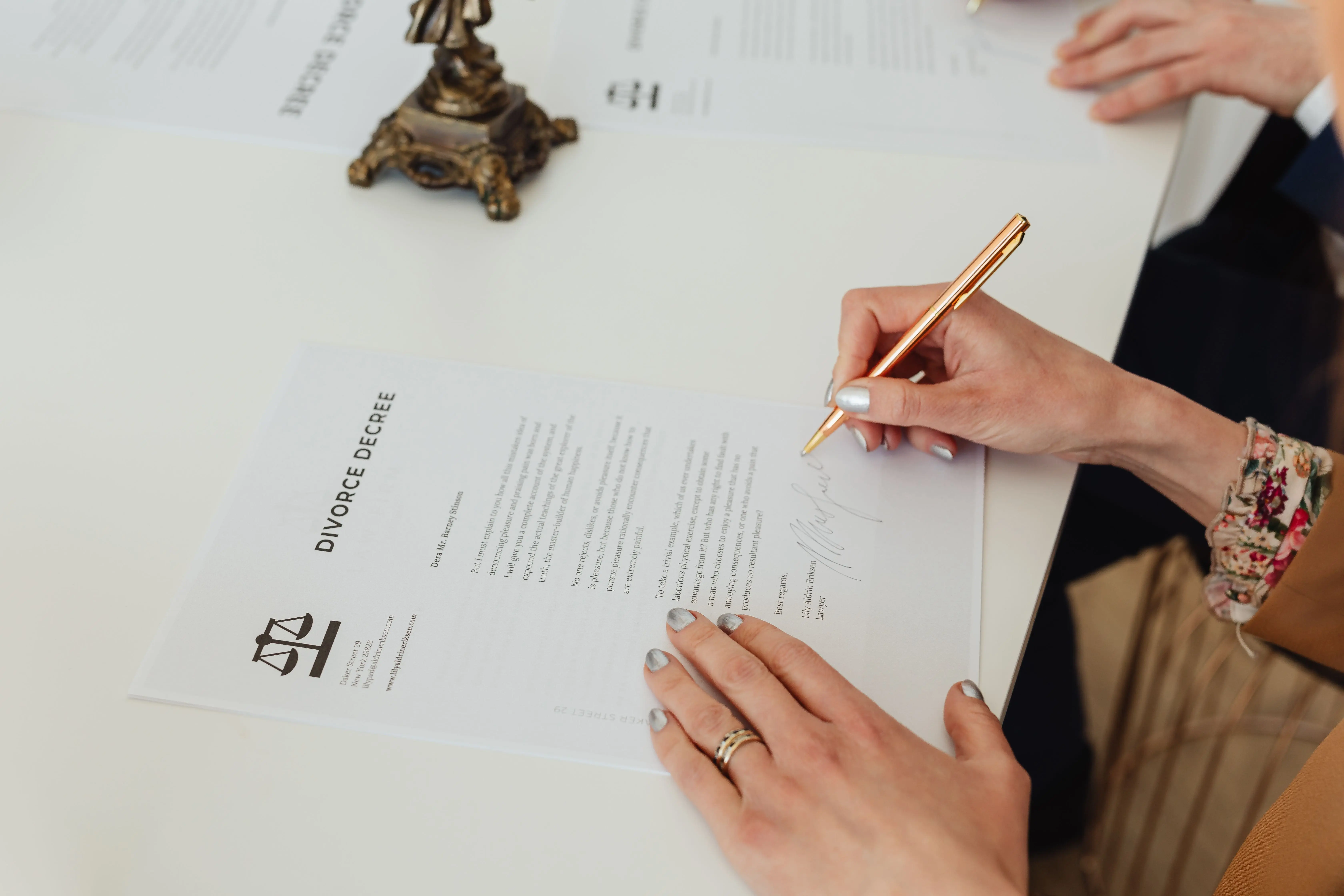 Divorce decree document and legal signing process in Turkish family court procedures