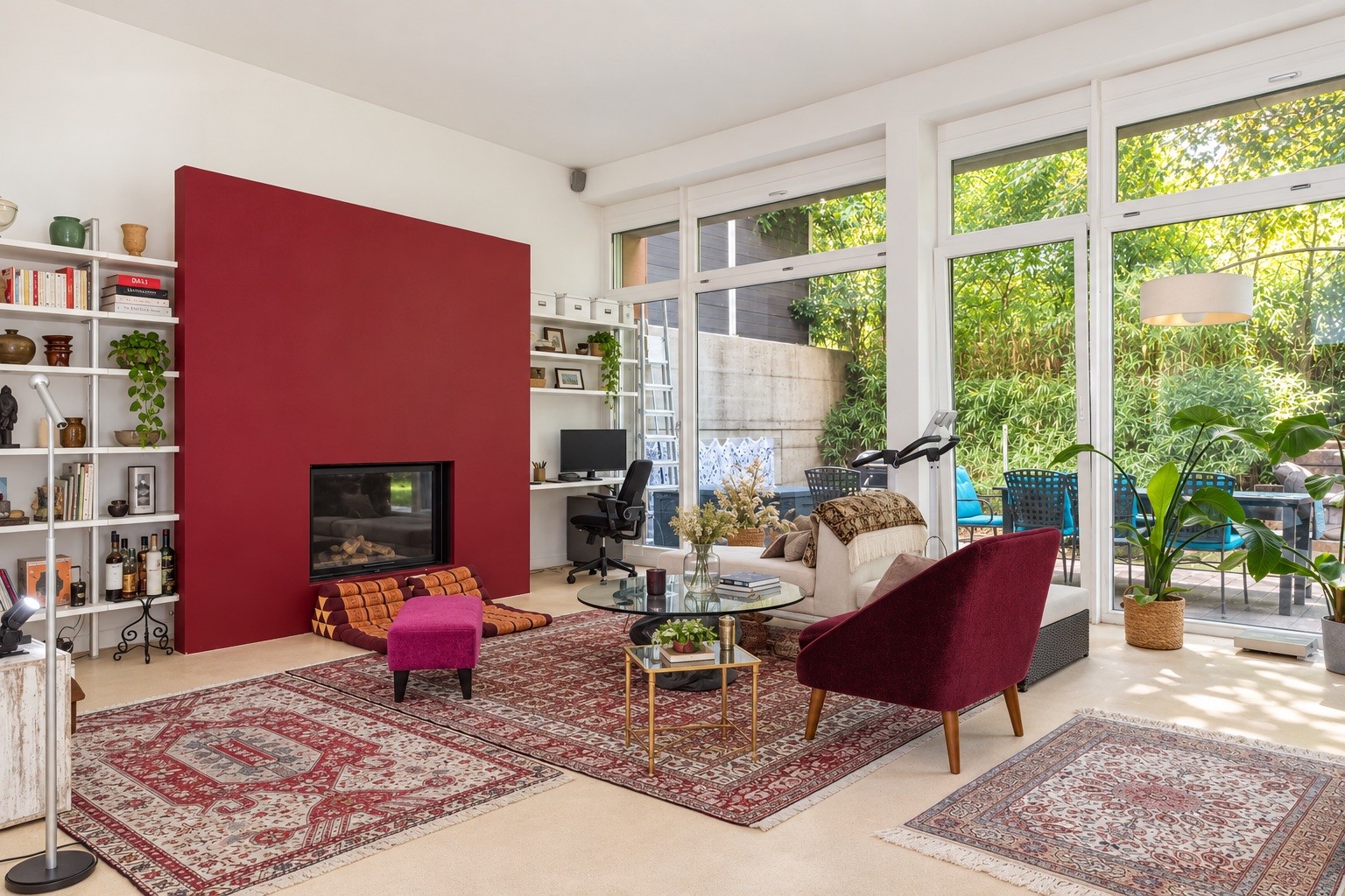 Séjour avec cheminée contemporaine et bibliothèque, appartement 5,5 pièces à Cheseaux-sur-Lausanne