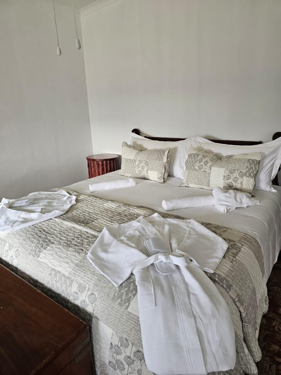 Kilimanjaro Elephant Ride, Arusha, Tanzania. En kvinna sitter och läser utanför ett tält uppsatt i vildmarken.