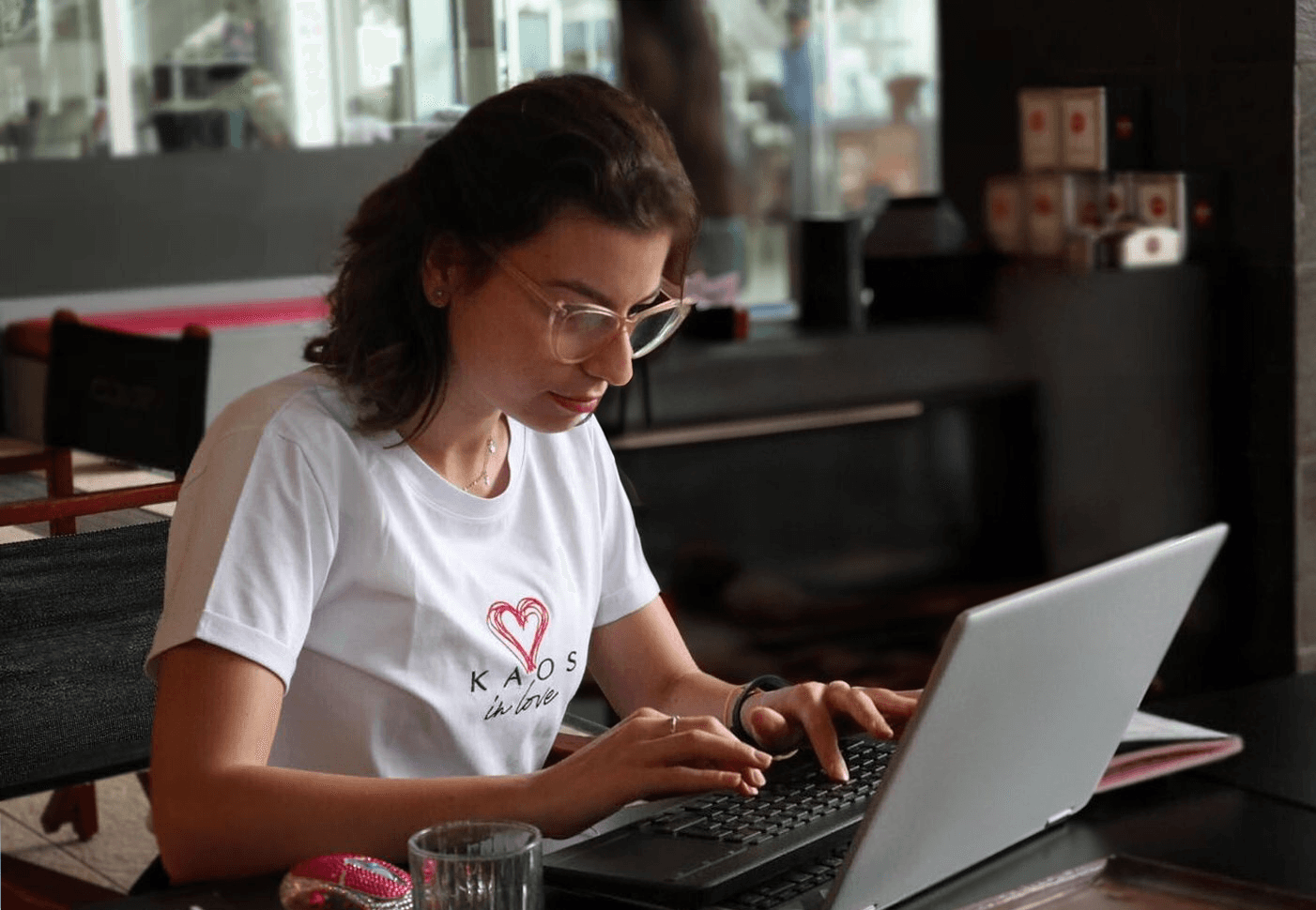 Silvia Vazzana guarda il pc e digita qualcosa sulla tastiera