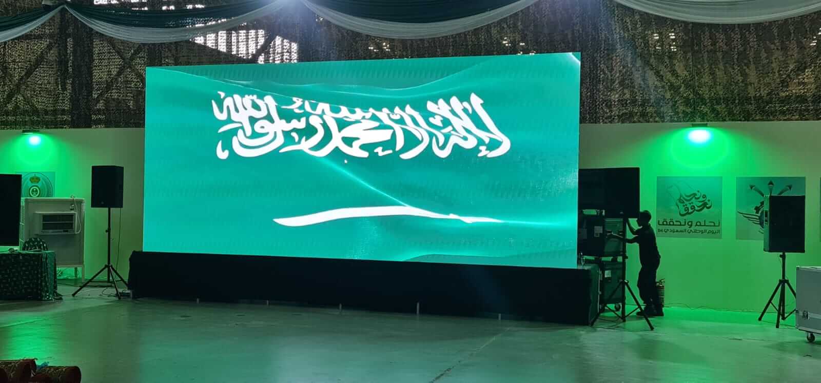 شاشة LED تم تركيبها في قاعدة الملك فهد الجوية