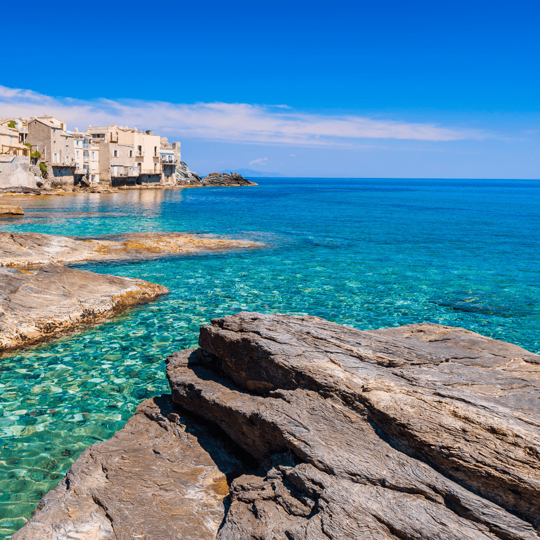 Côte rocheuse et mer cristalline en Corse, cadre naturel sauvage et lumineux pour une retraite méditerranéenne ressourçante