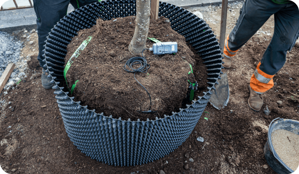 An airpot with a sensor on the dirt