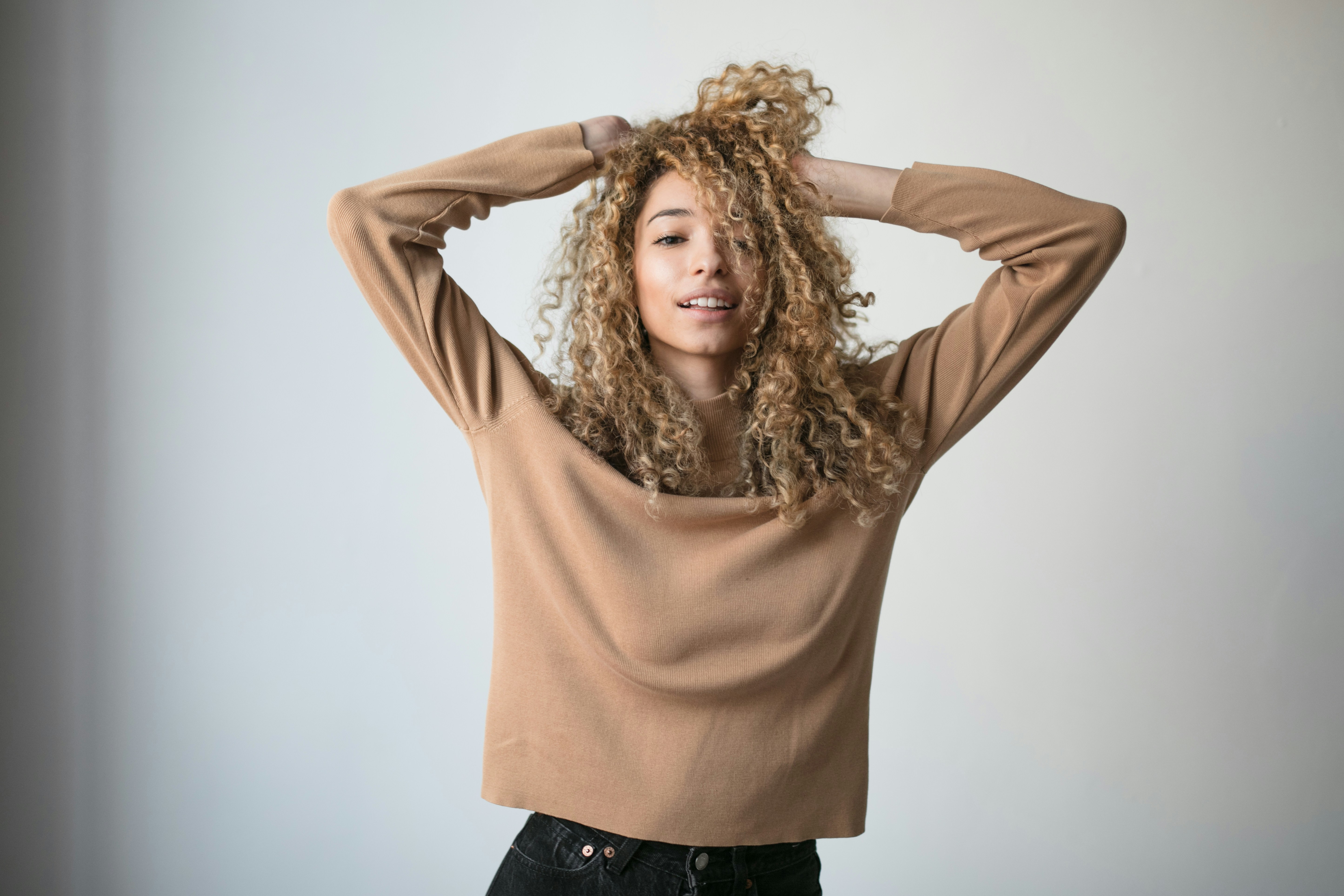 woman with seasonal cloths and hair style - Hair color analysis