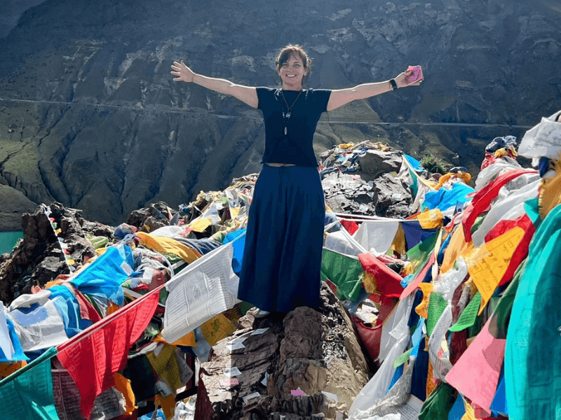 Mulher refletindo sobre suas próprias necessidades — artigo por Márcia Rehem