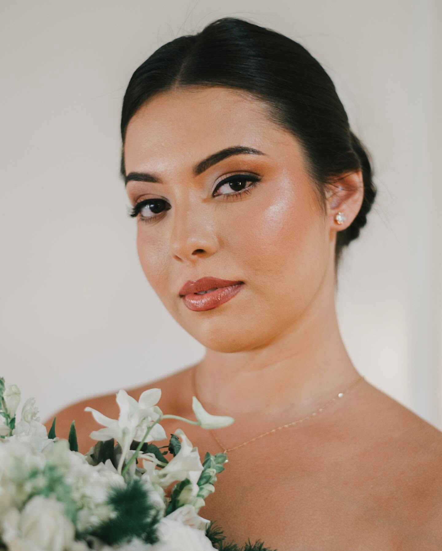 Cliente maquiada por Pry Sanches Beauty, destacando maquiagem clássica e sofisticada com pele iluminada, blush suave e lábios em tom nude. A maquiadora e lash designer criou um visual elegante para noivas, com ênfase no delineado perfeito e na suavidade dos traços, ideal para casamentos e eventos de luxo.