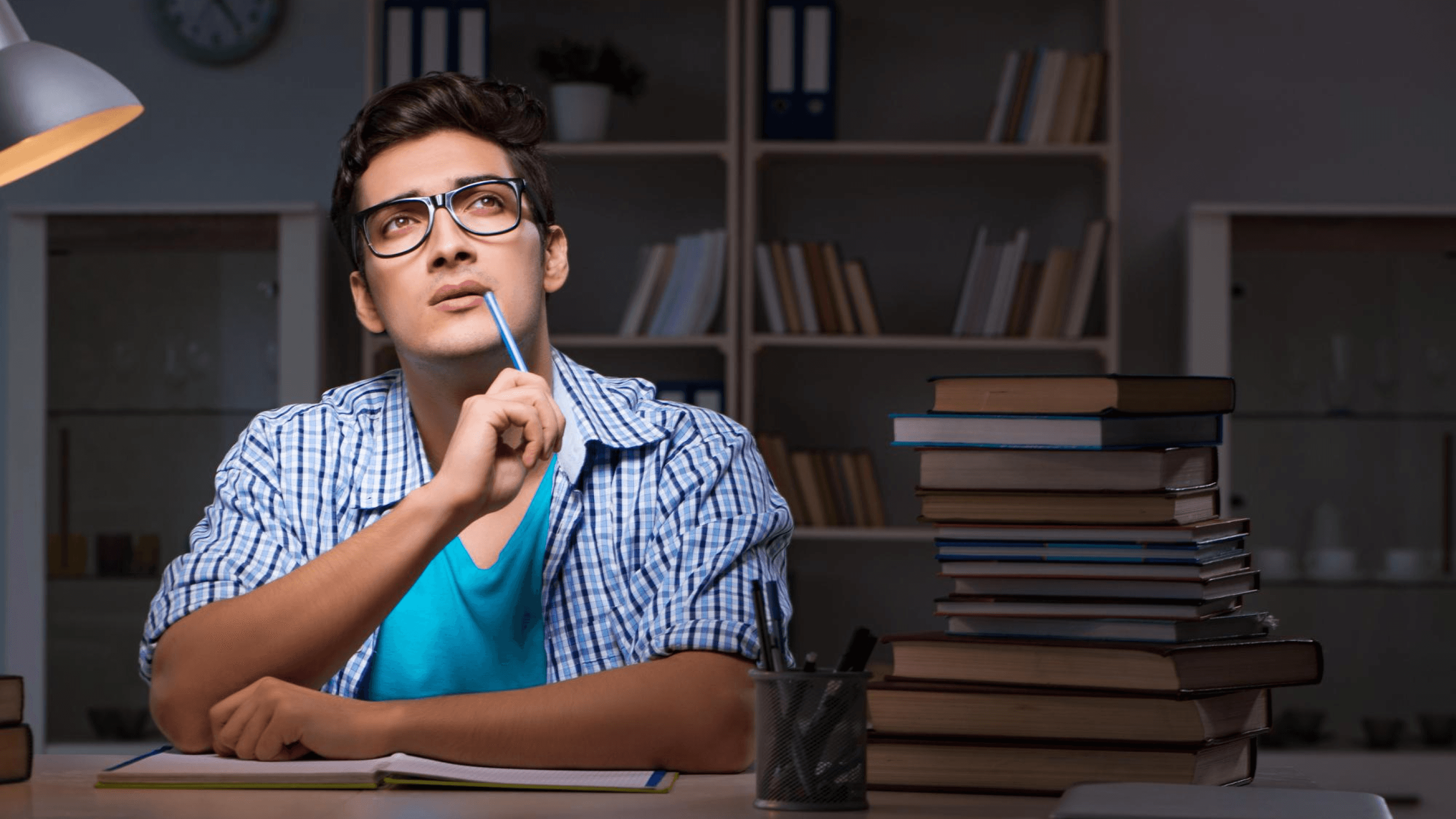 öğrenci TYT sosyal bilimler sorusu düşünüyor