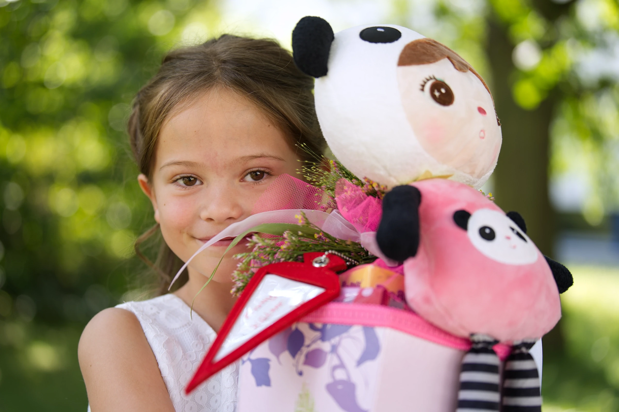 Portrait von Emmy mit ihrer Schultüte während der Einschulung. Das natürliche Licht und die geringe Tiefenschärfe lenken den Fokus auf ihren besonderen Moment.
