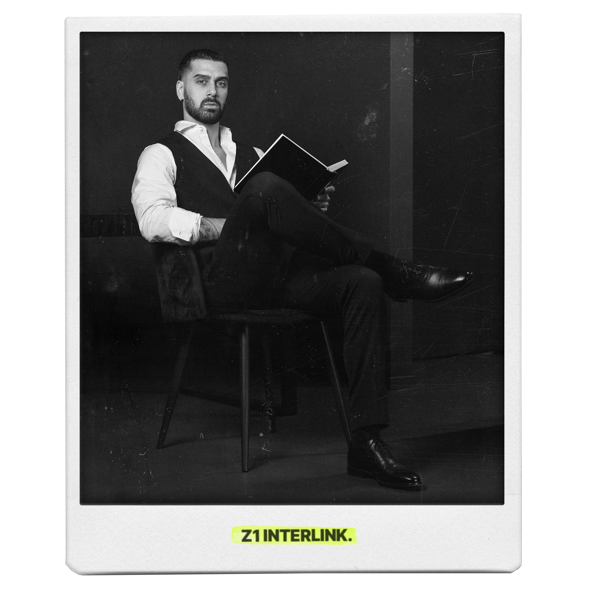 Ritratto professionale di Mattia Zunino, Founder e CEO di Z1 Interlink, seduto in un ambiente minimal con un documento in mano. L’immagine rappresenta la filosofia dell’azienda basata su ingegneria, struttura e crescita sostenibile per le PMI.