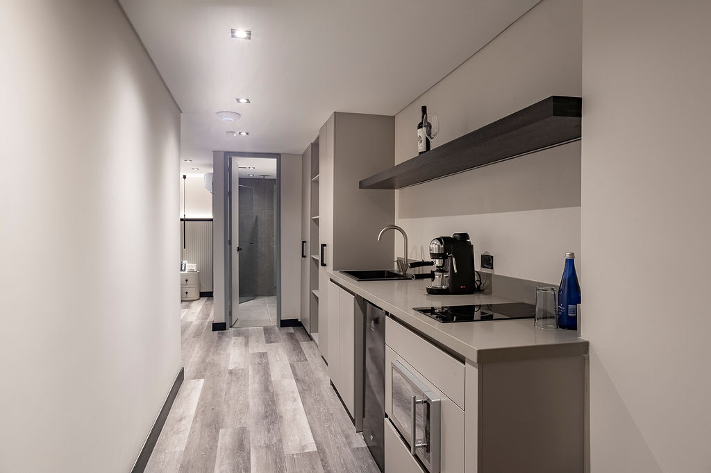 Hotel moderno en Laureles Medellín, habitación Altus Garden con ventanales y luz natural frente a muro verde natural y diseño de bienestar