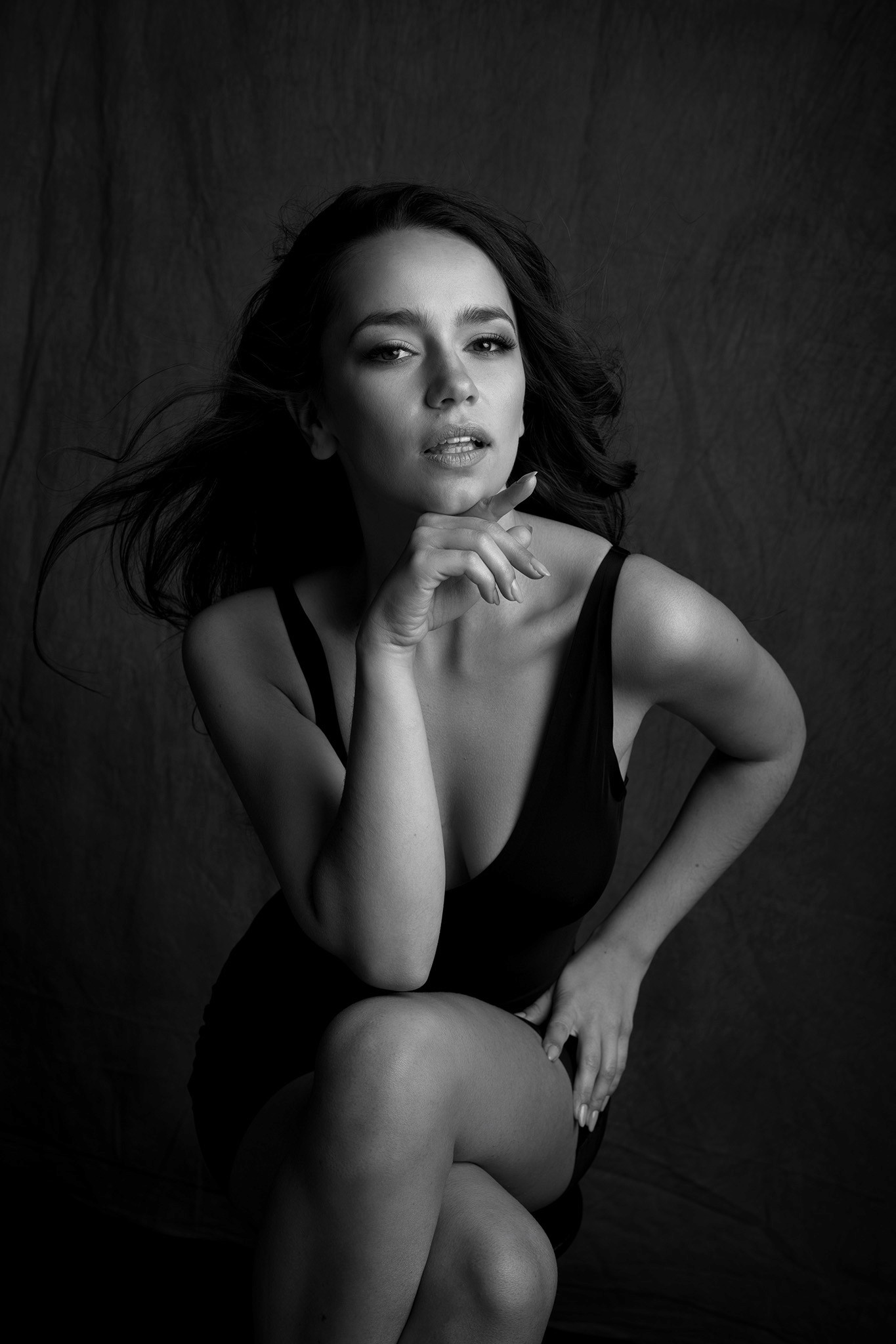 Agnieszka Czyzkowska kobiece sesje fotograficzne Warszawa portret kobiety w czarnym body czarno-biale