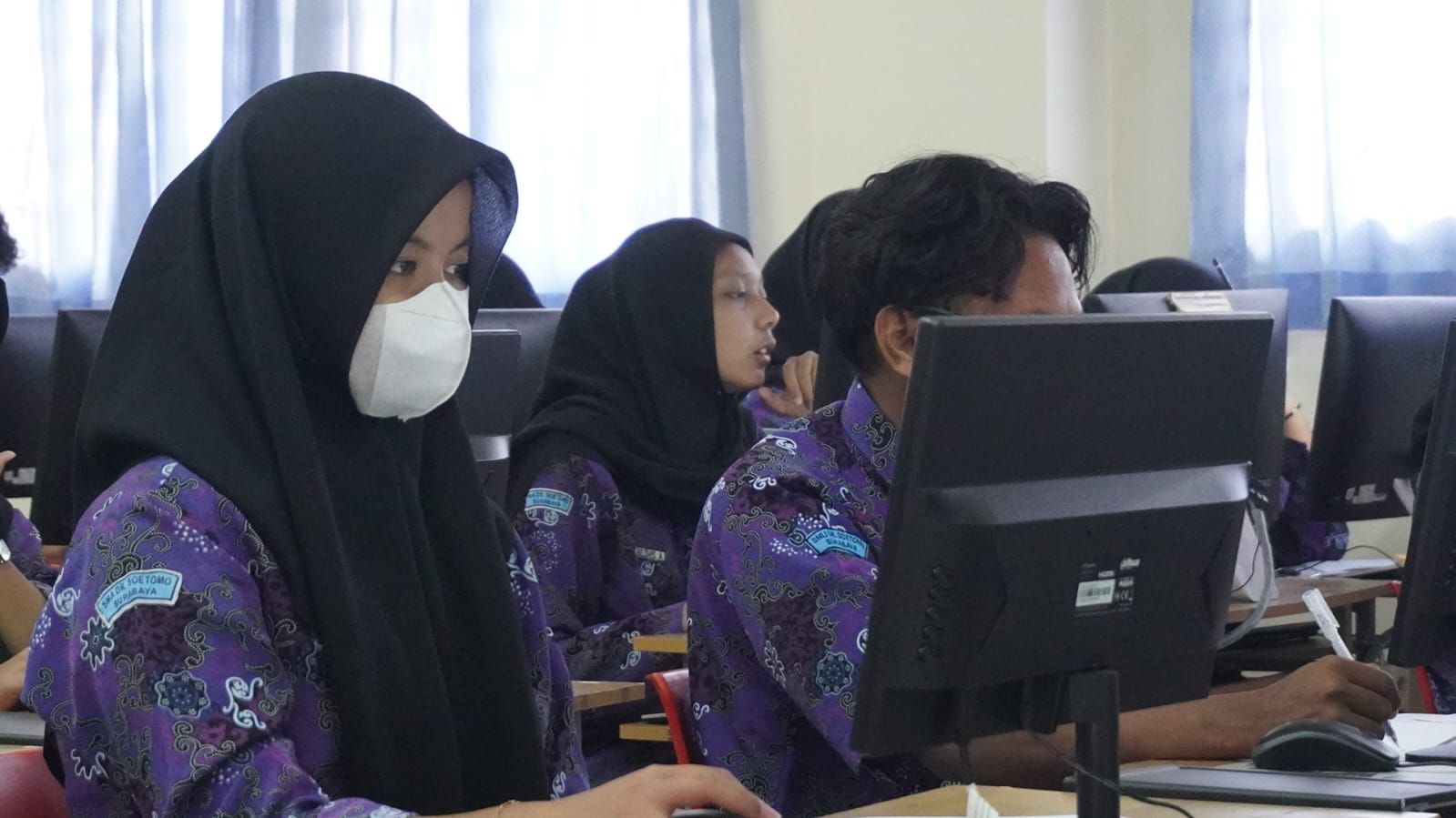 Siswa kelas XII SMA Dr. Soetomo melaksanakan Uji Coba Asesmen Non-akademik dengan tertib dan penuh konsentrasi.