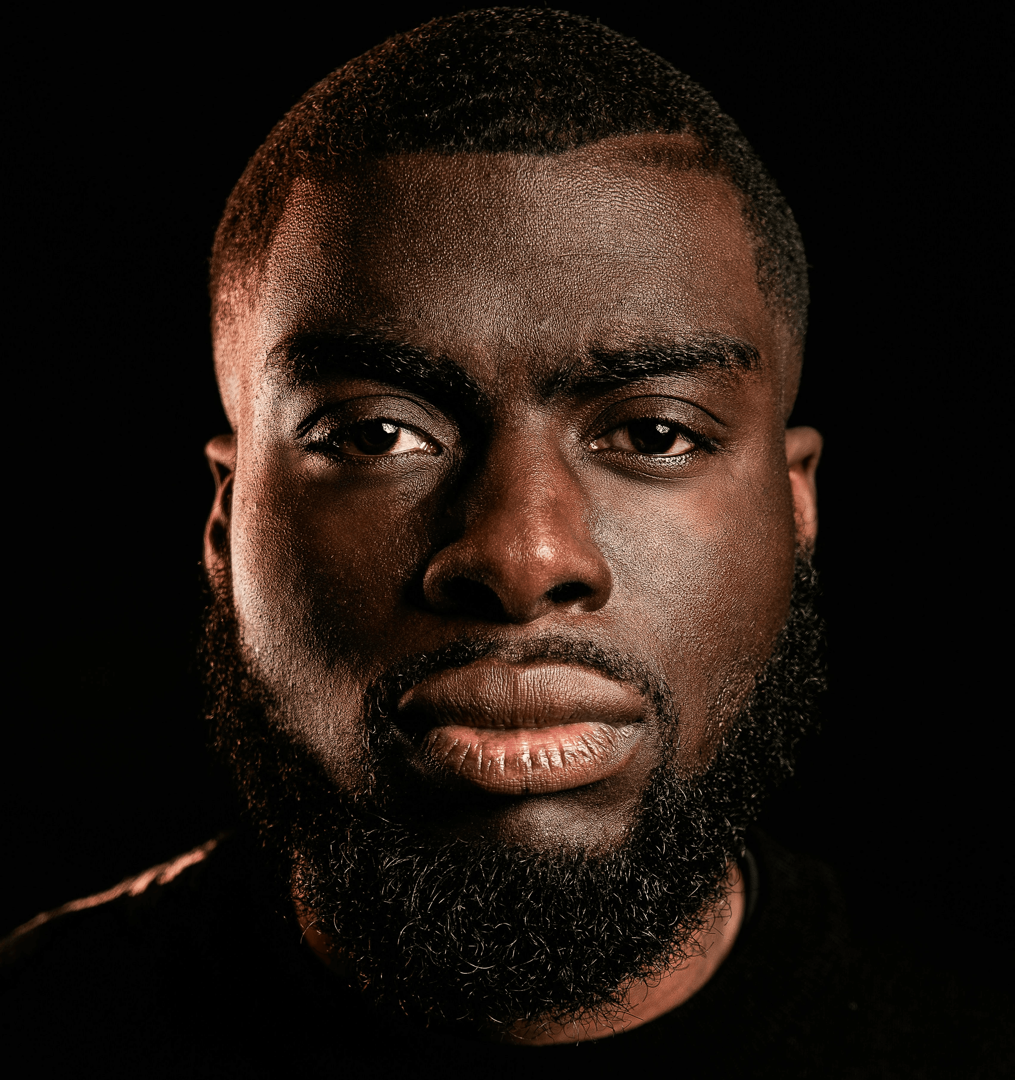 man in black crew neck shirt