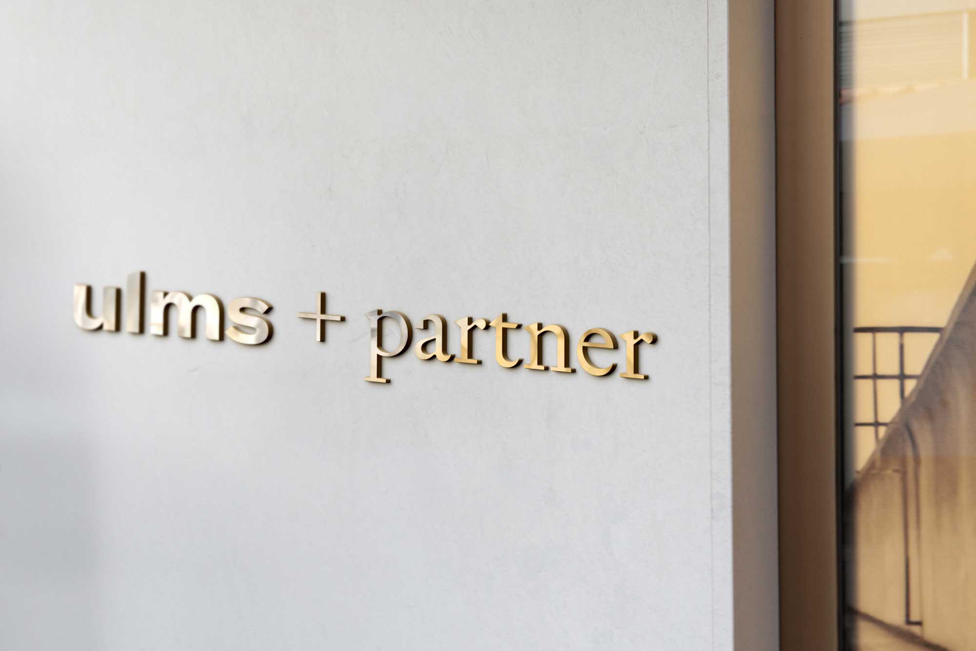 Logo von Ulms + Partner – modern und strukturiert für Investmentkommunikation