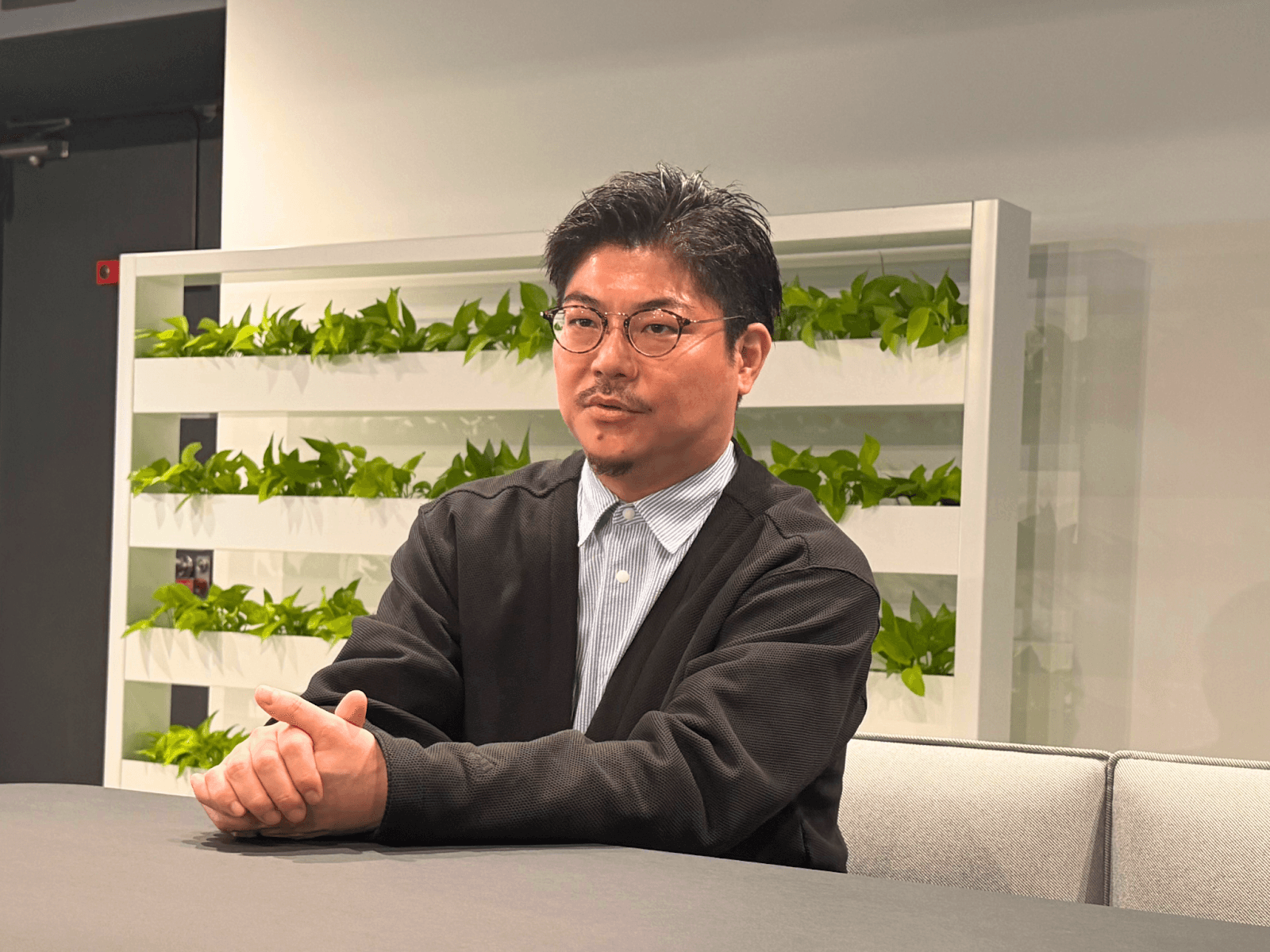 インタビューに応じるコンテンツメディア事業本部 コンテンツ編集統括本部 統括本部長の原雄一｜メディコレWEBの医師監修の評価