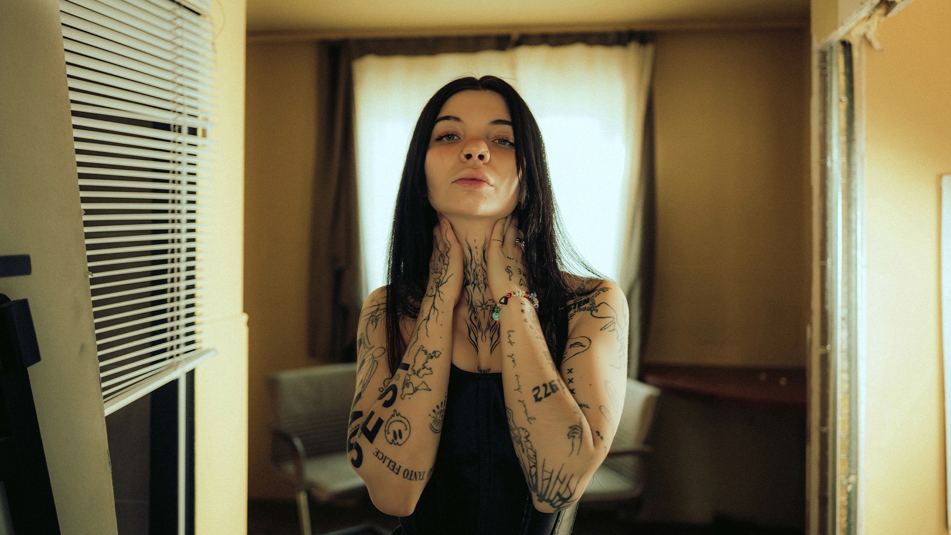 luna antonia portrait musicvidoe photo yellow