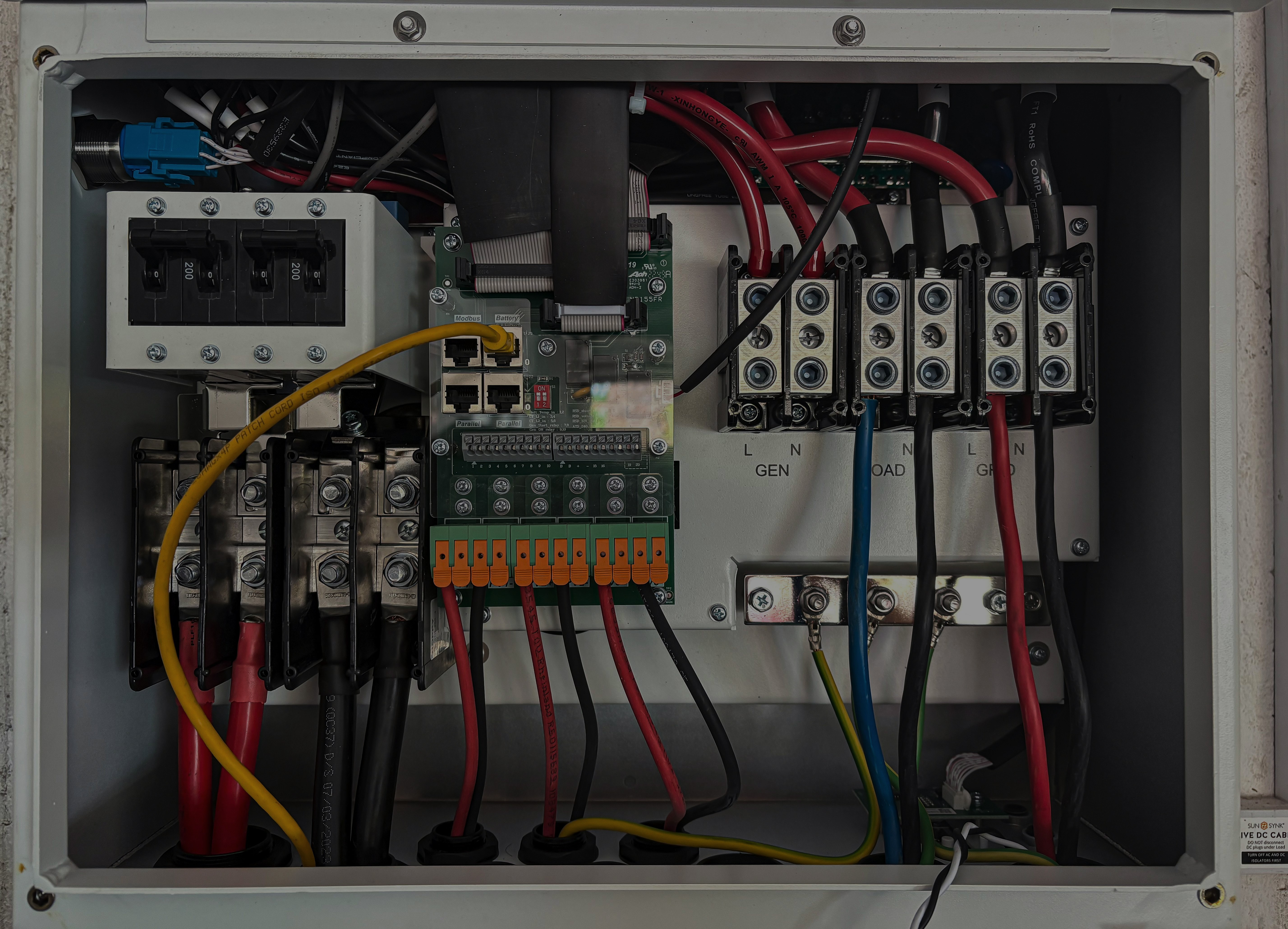 Tableau électrique professionnel avec câblage et composants détaillés, illustrant un travail soigné réalisé par un électricien dans l'Oise.