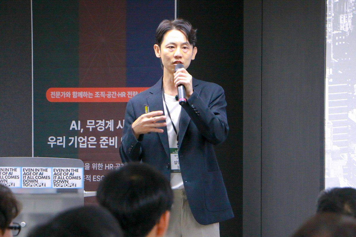 SQI소프트 설민석 본부장이 강연하는 모습