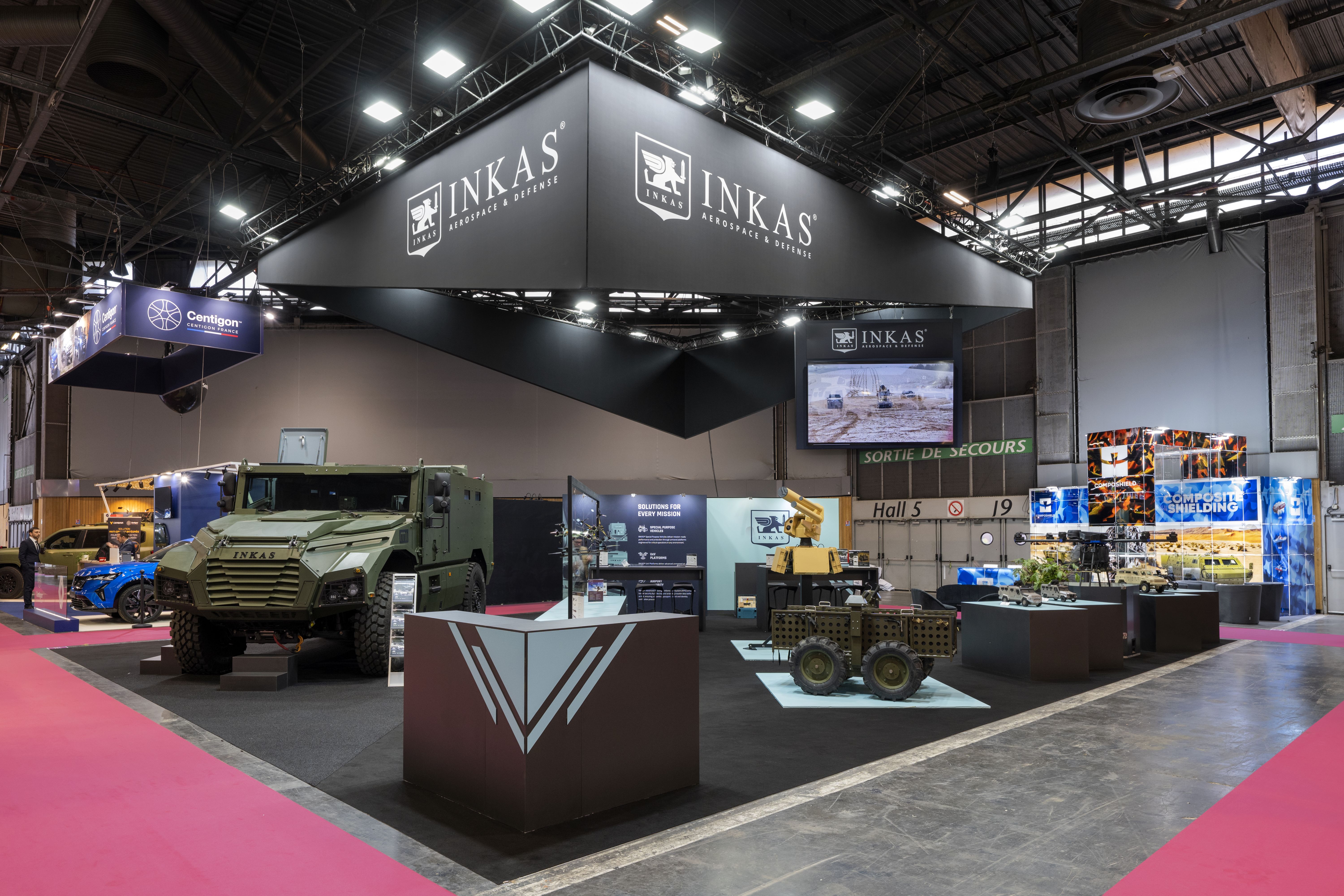 Aménagement stand INKAS Milipol Paris 2025 – scénographie sombre et signalétique haute, réalisé par Expace