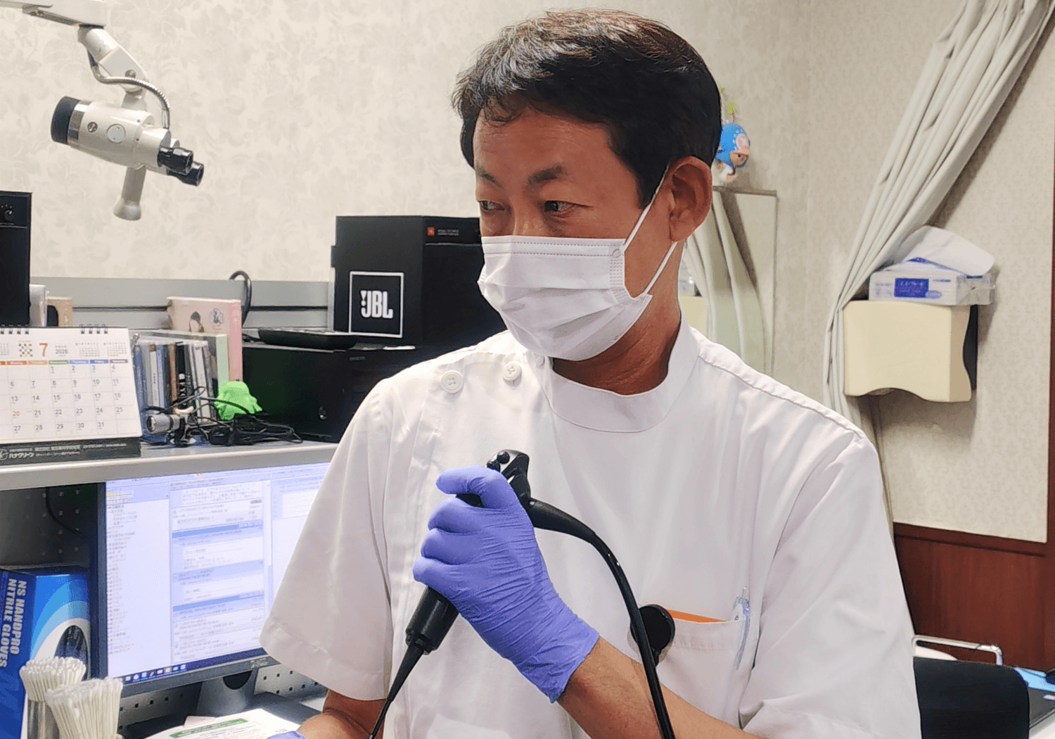 診察室で治療する渡邊雄介先生