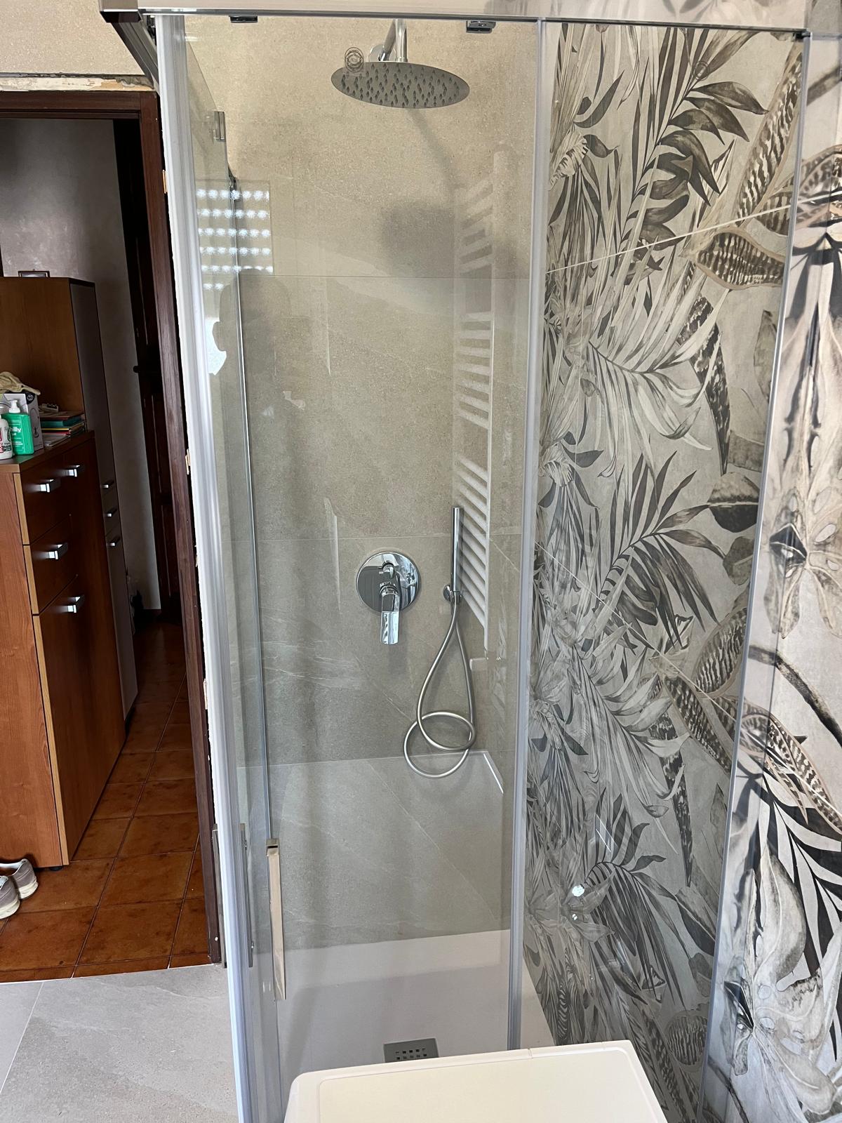 doccia in bagno ristrutturato a roma san giovanni