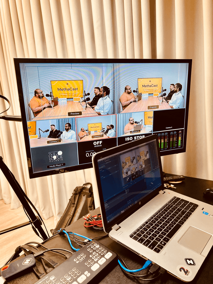 Equipe trabalhando nos bastidores dopodcast MethaCast