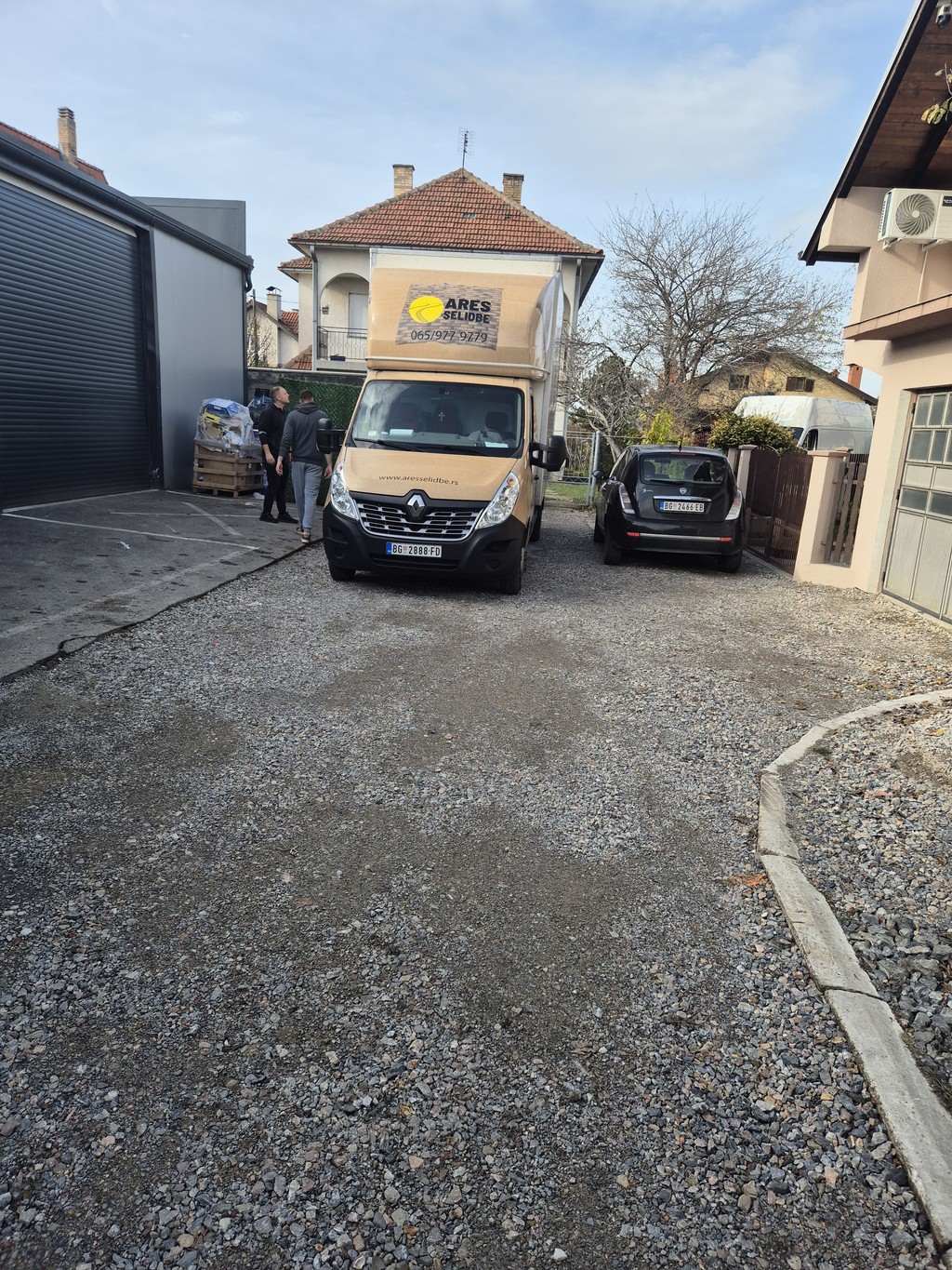 Ares Selidbe kamion parkiran ispred kuće tokom pripreme za selidbu