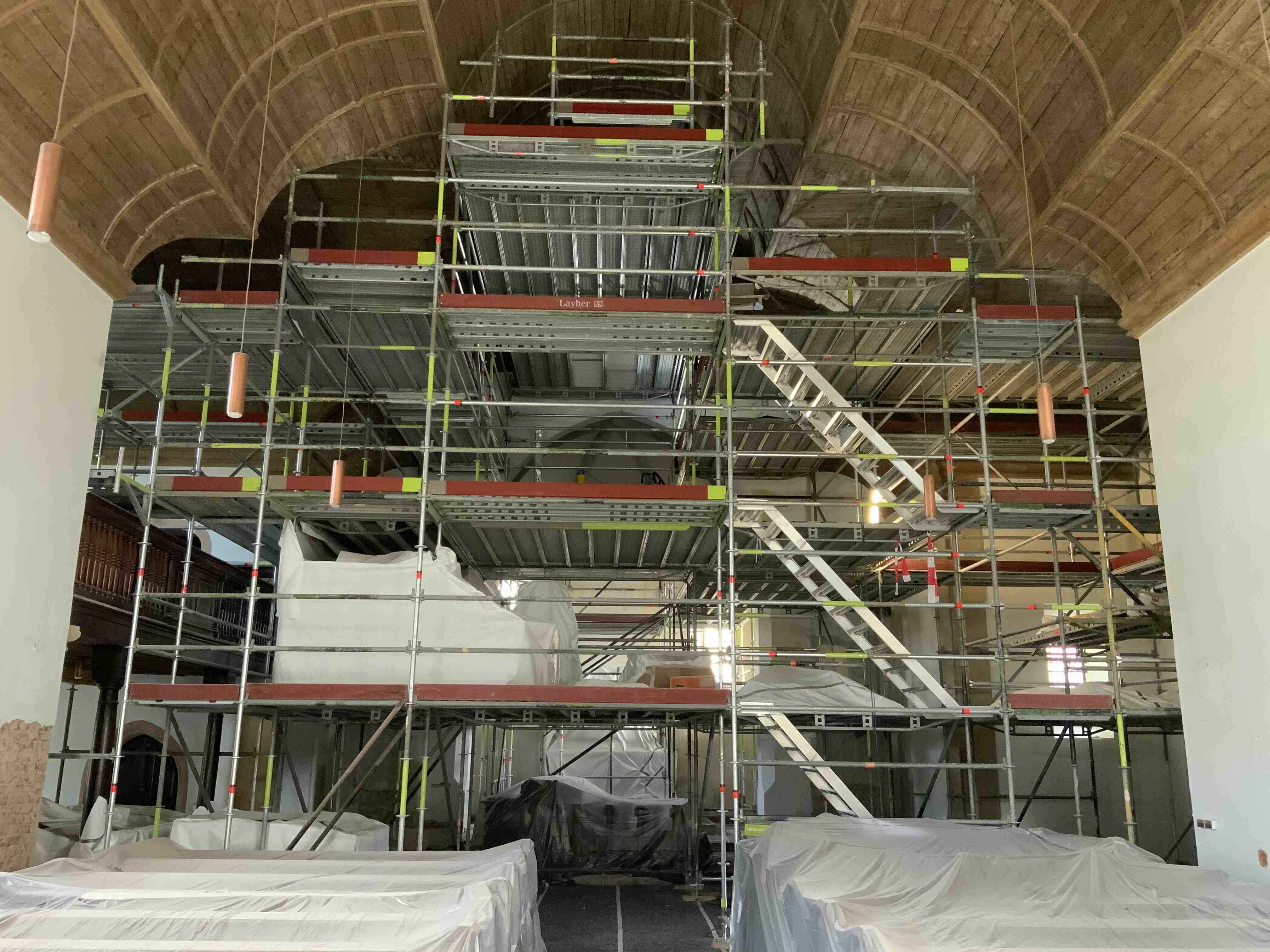 Fuchs Gerüstbau Eisingen Sparkasse Innenausbau Innenraumgerüst Ampferbach Katholische Kuratiekirche Sanierung Tonnengewölbe Innengerüst