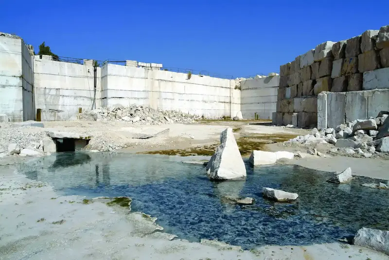 zona industriale di estrazione travertino a tivoli con vista su tiburtina