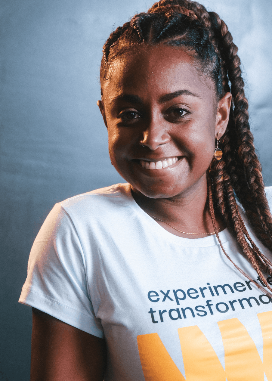 Homem maduro sorridente transmitindo confiança e satisfação com a Metha Energia