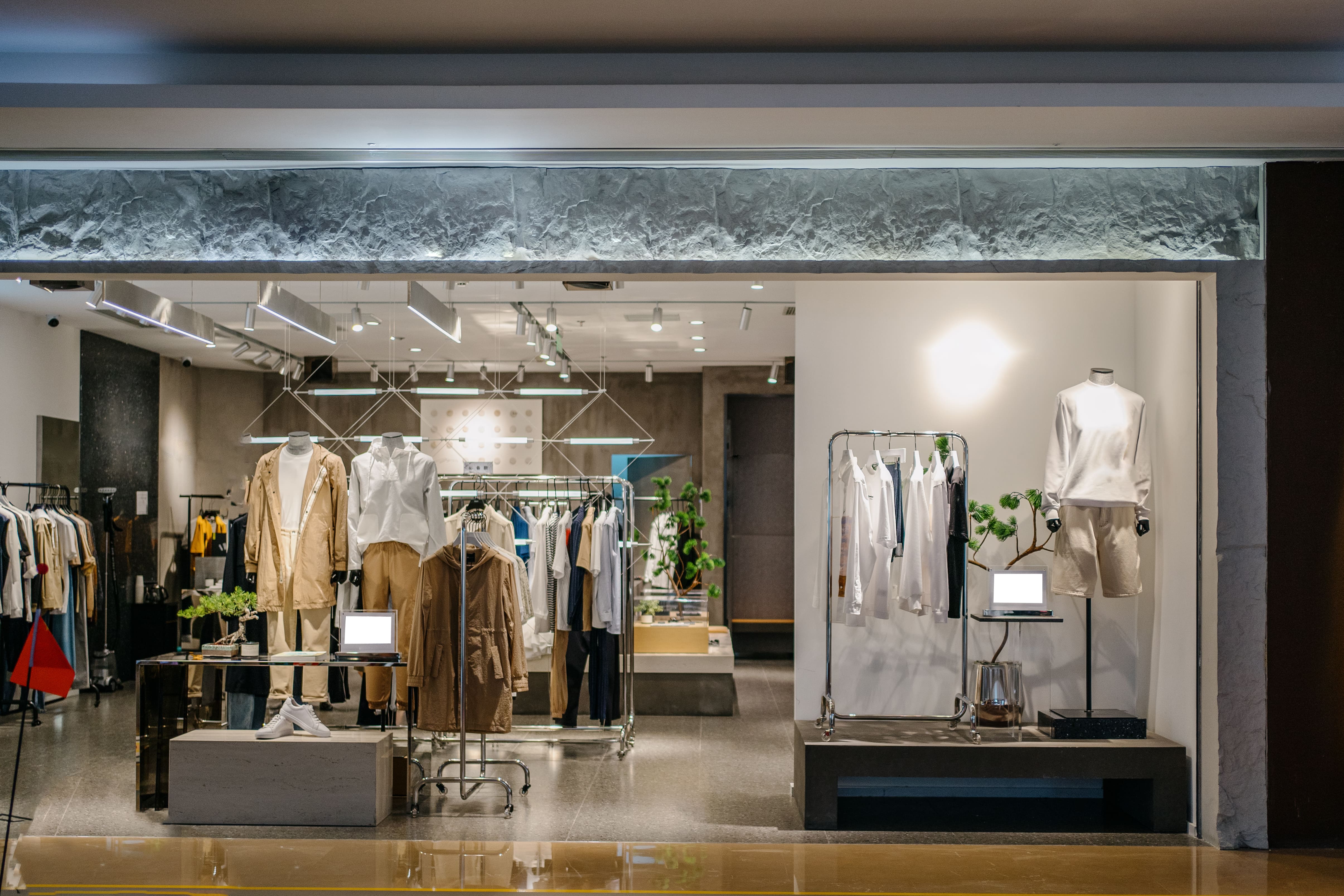 MW Interior Einzelhandelseinrichtung – hochwertiger Fashion Store mit eleganter Kleiderkollektion und durchdachtem Ladenbau