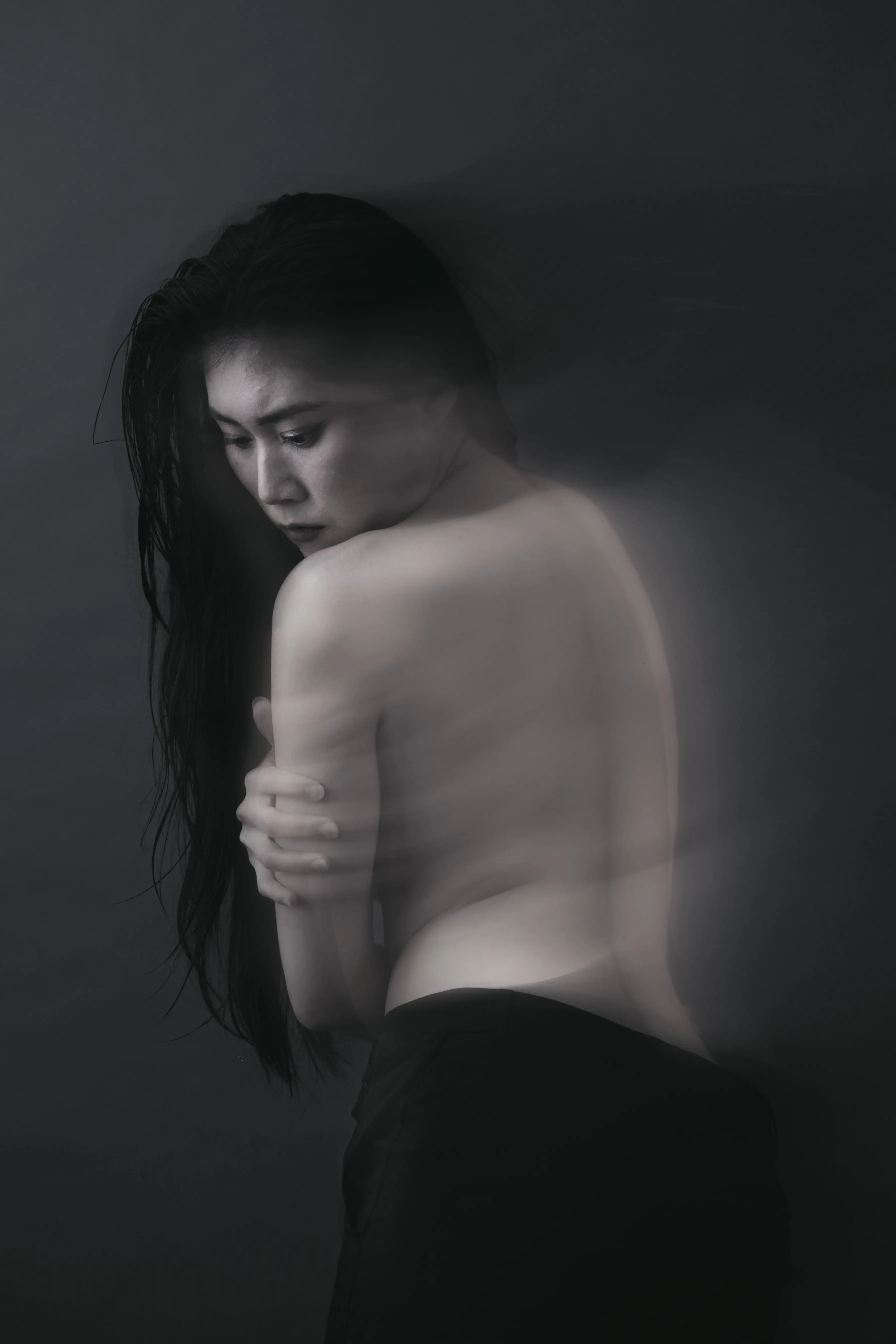 Konzeptportrait einer Frau im Fotostudio Frankfurt mit weichem Licht und Motion Blur in Bewegung in ruhiger emotionaler Inszenierung