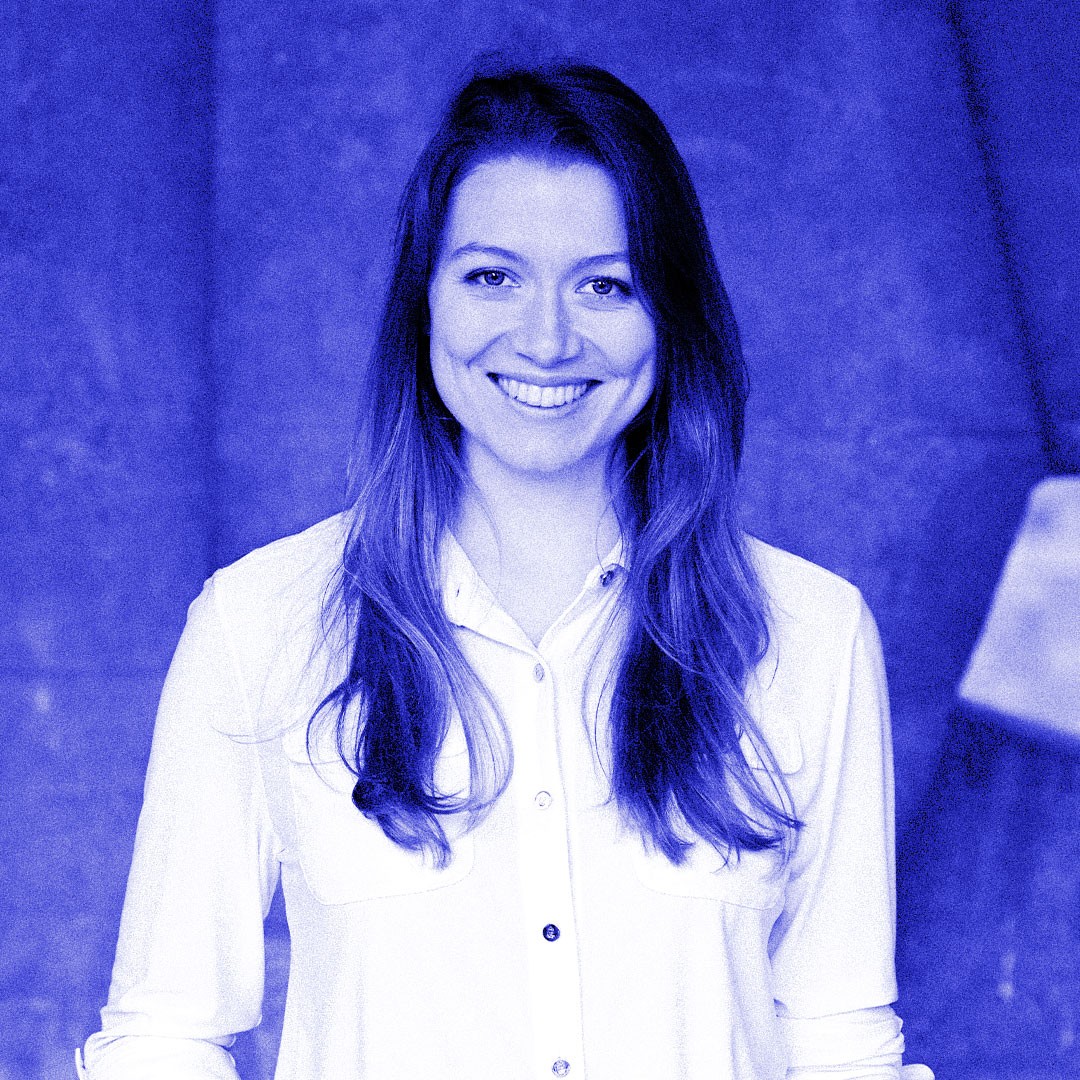 Elena Beyer schaut glücklich in die Kamera