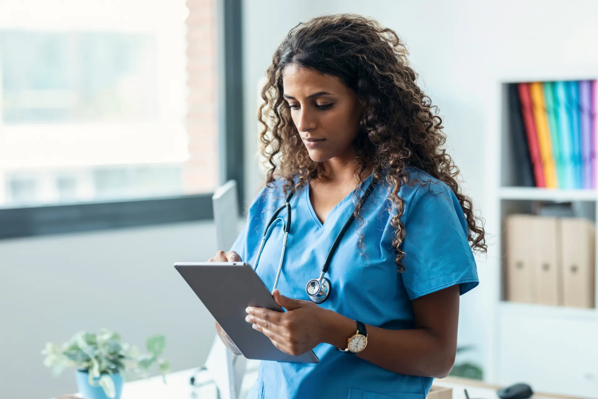 Especialista médica revisando un historial, ilustrando el acceso sin esperas al mejor cuadro médico privado de España con el seguro de salud Allianz en Murcia centro.