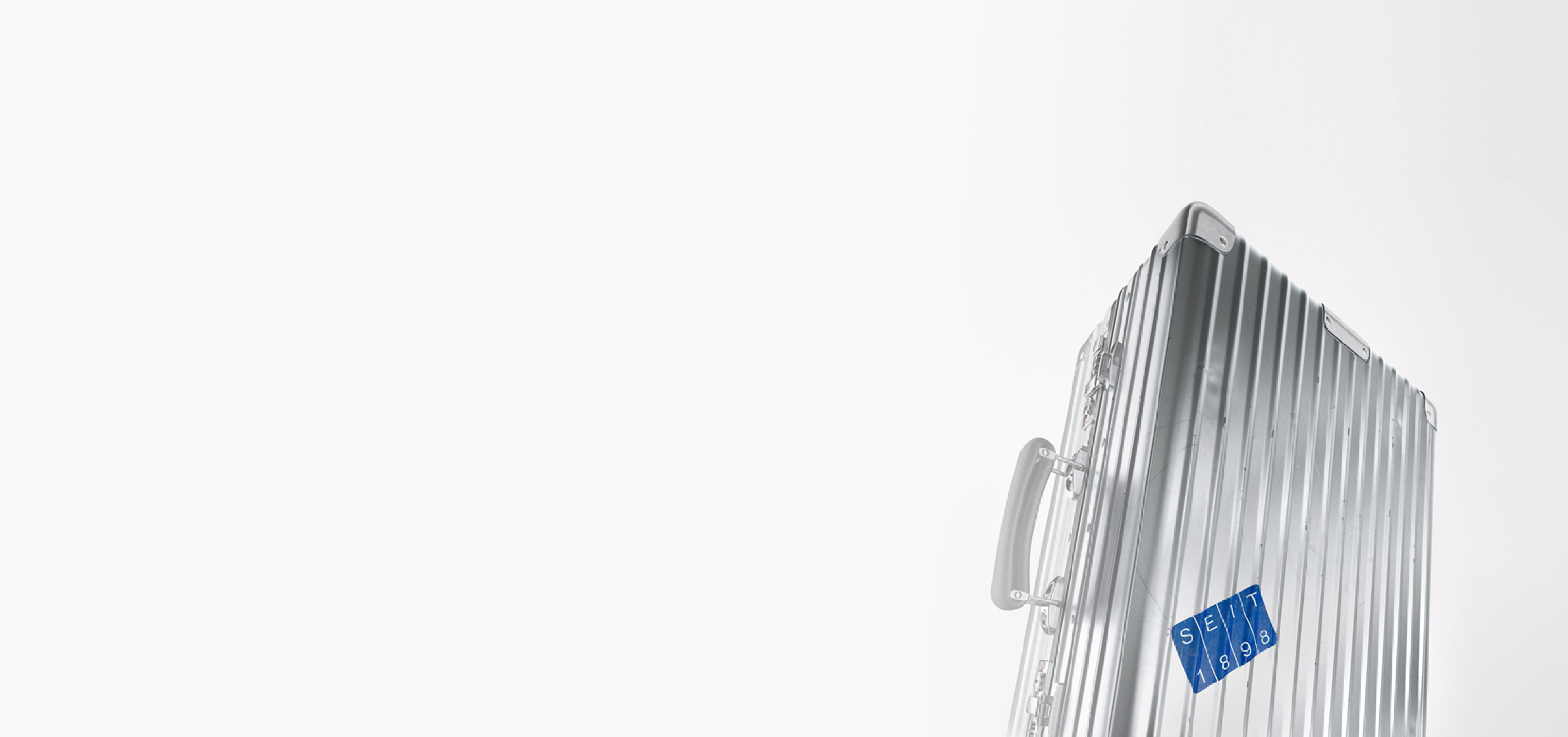 Femme élégante en trench beige posant dans un cadre blanc au milieu d’un champ