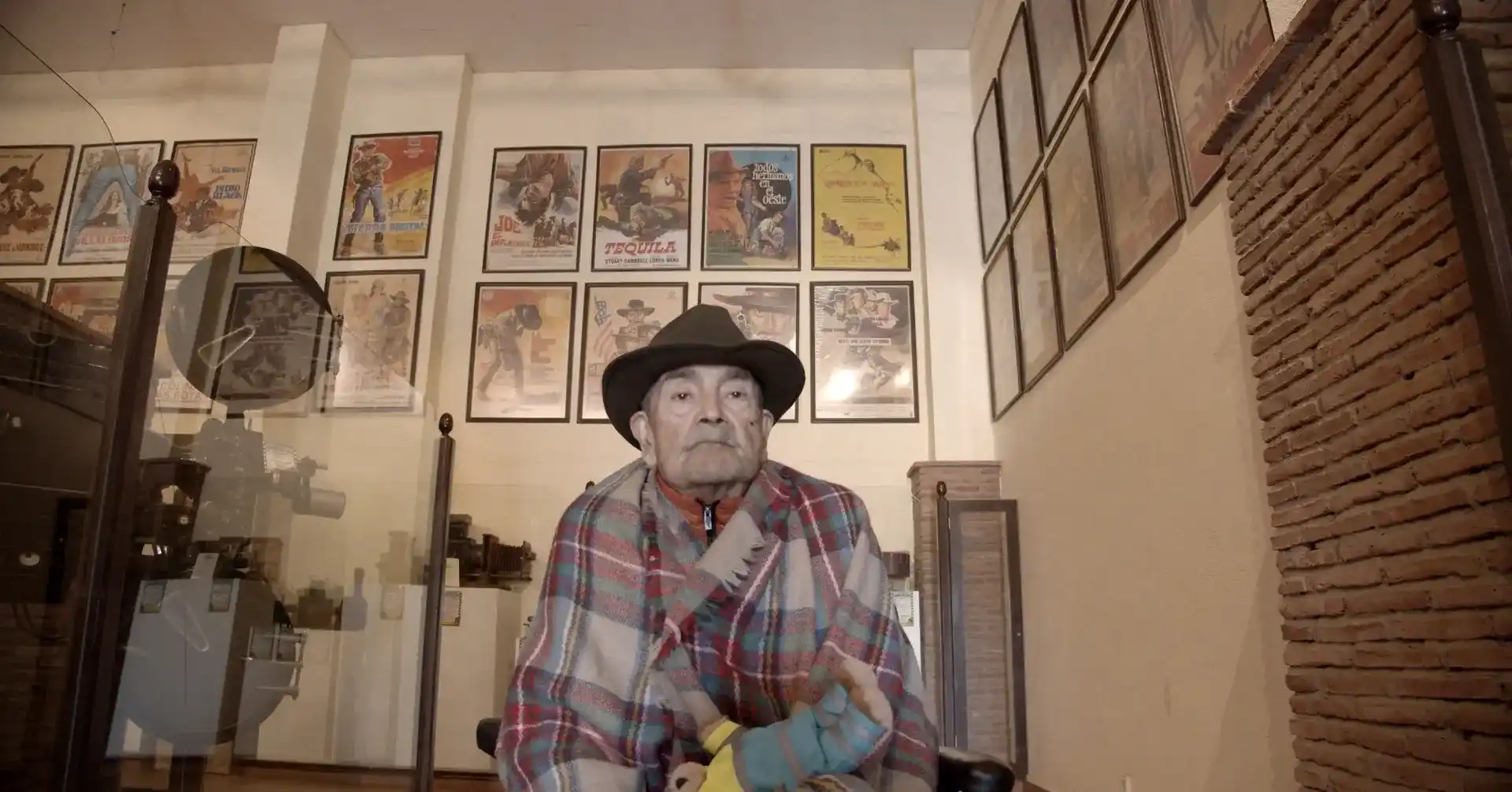 Hombre con sombrero sentado