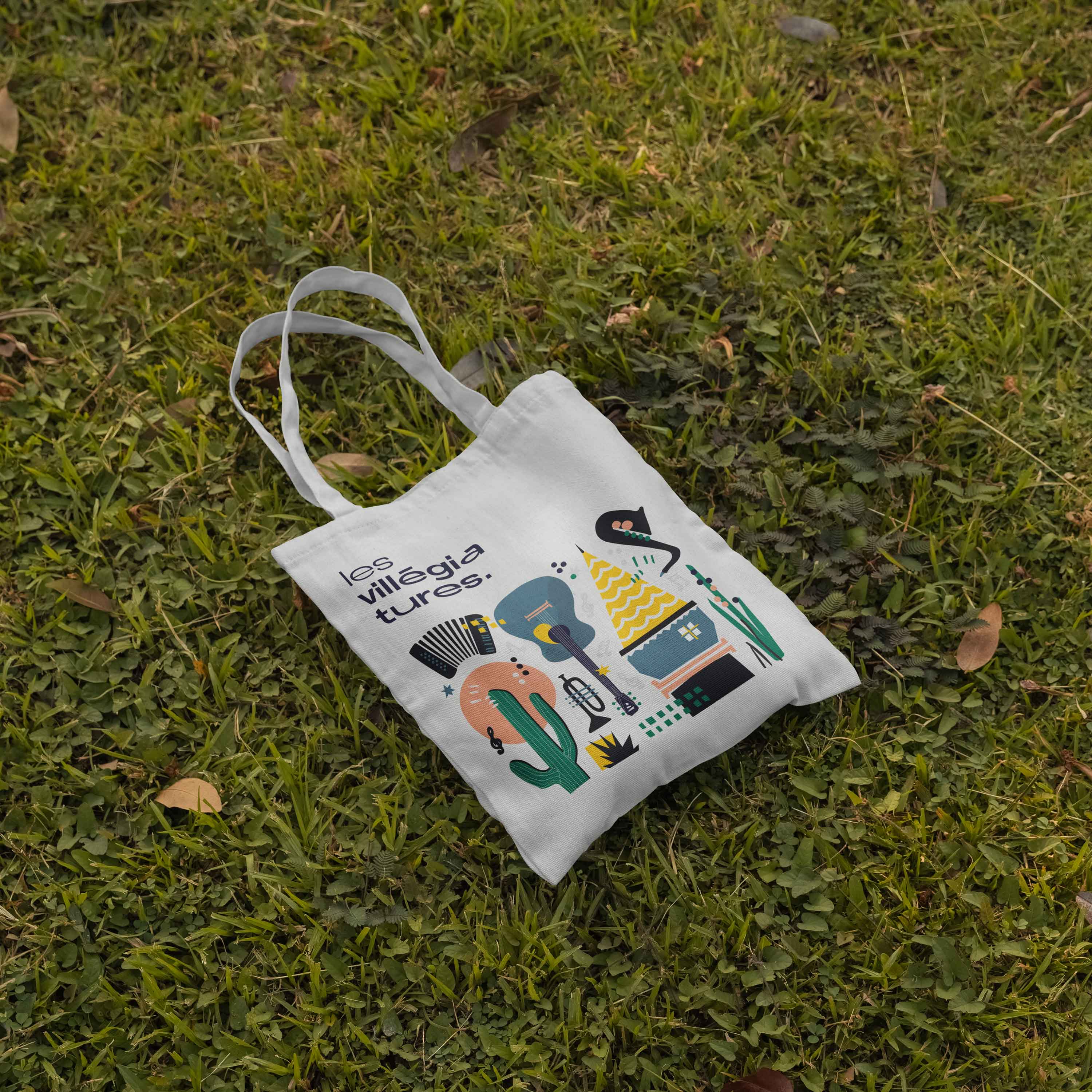 Tote bag Les Villégiatures posé sur l'herbe