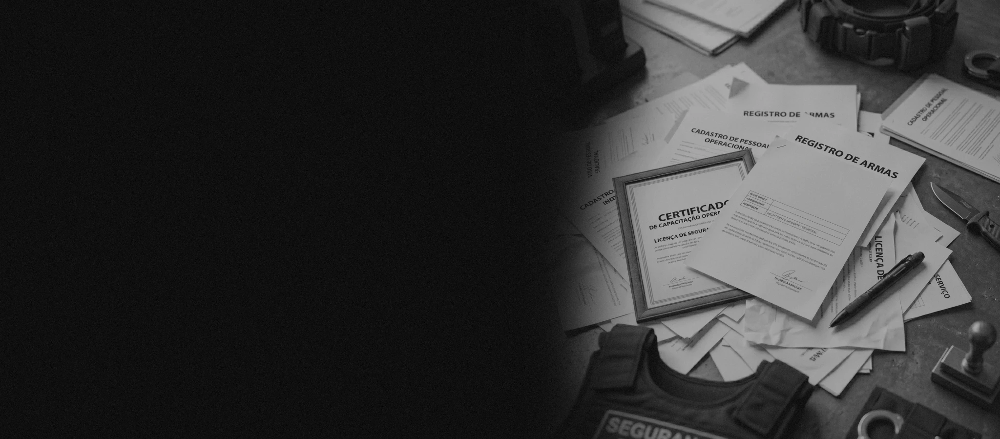 Pilha de papéis com autorizações e certificados.
