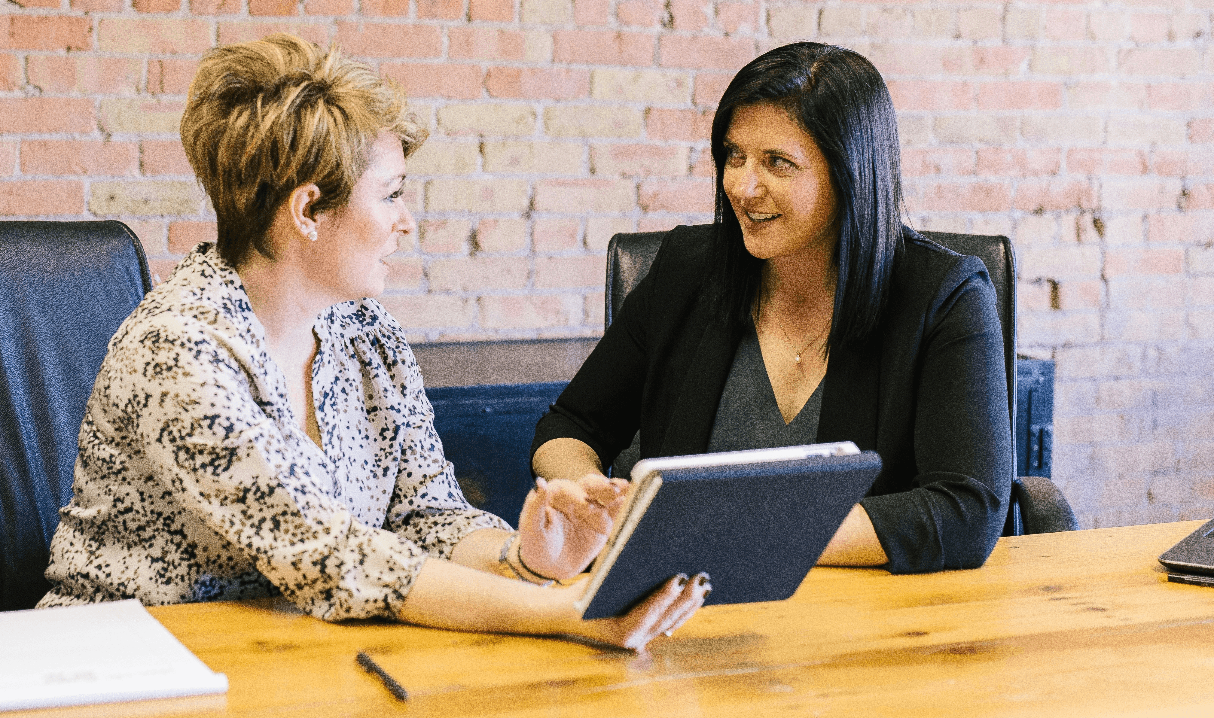 Fachmitarbeiterinnen analysieren digitale Beteiligung am Tablet im Verwaltungsumfeld