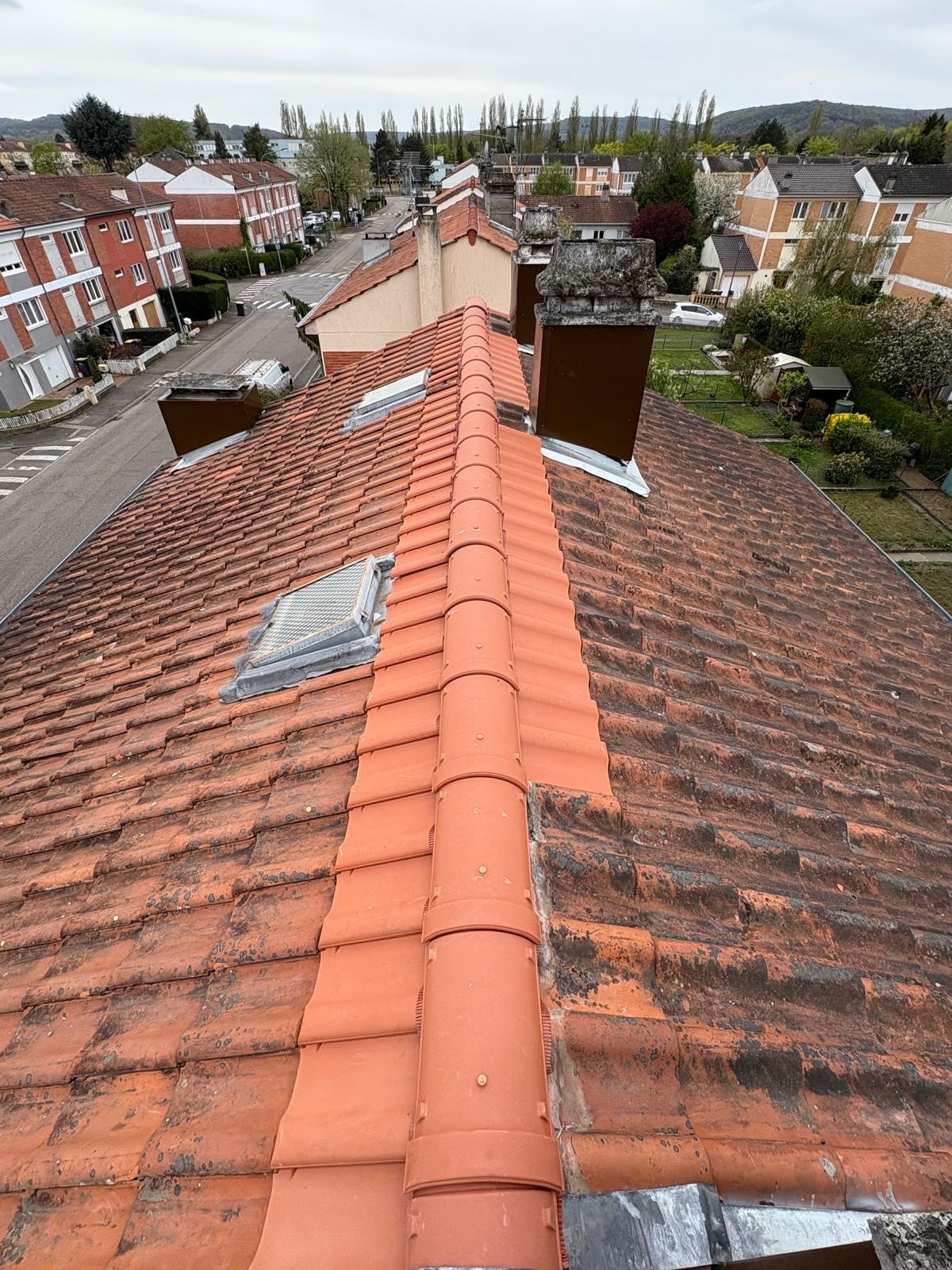 Faîtage ventilé professionnel sur toiture à Metz