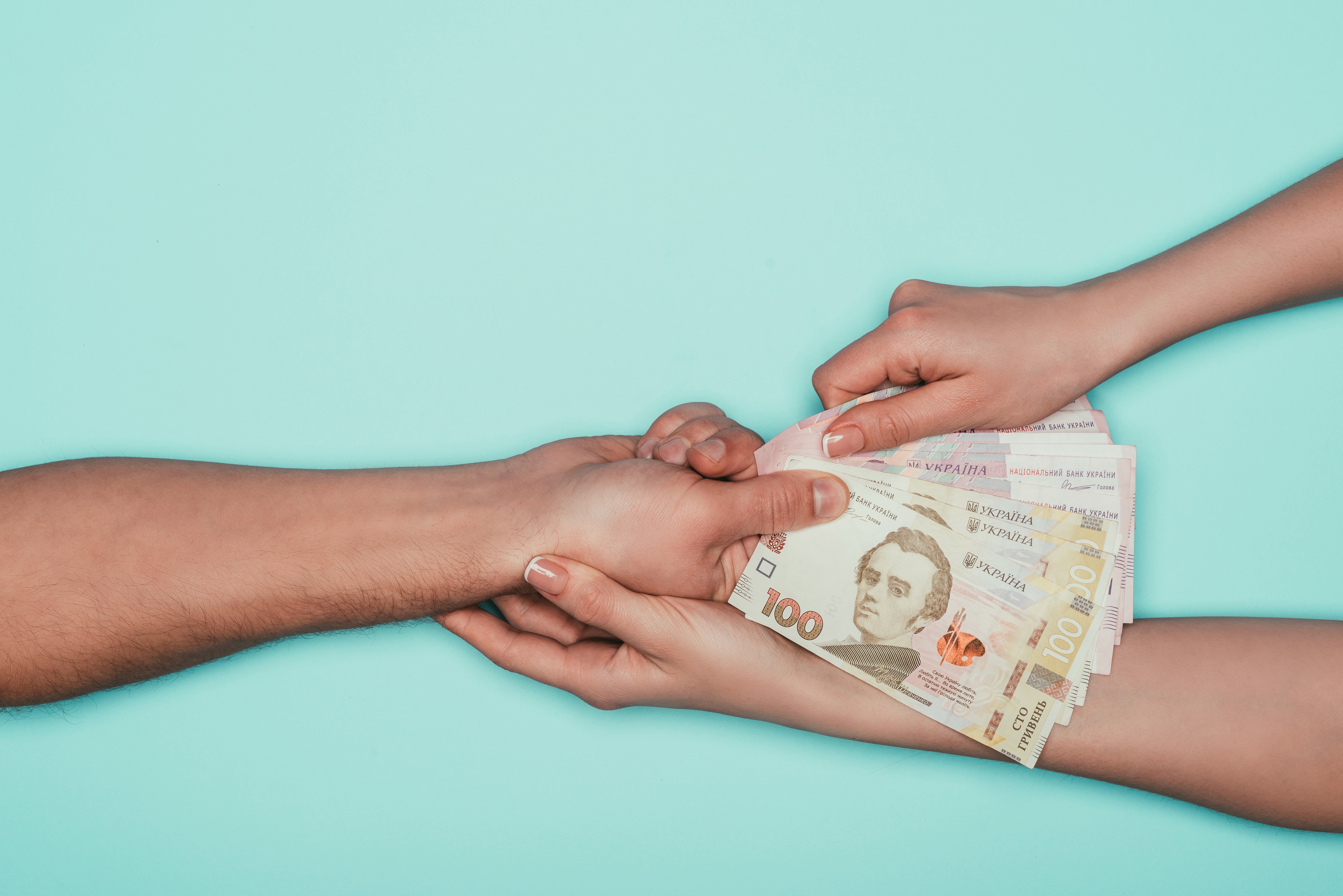Kunde zahlt Geld