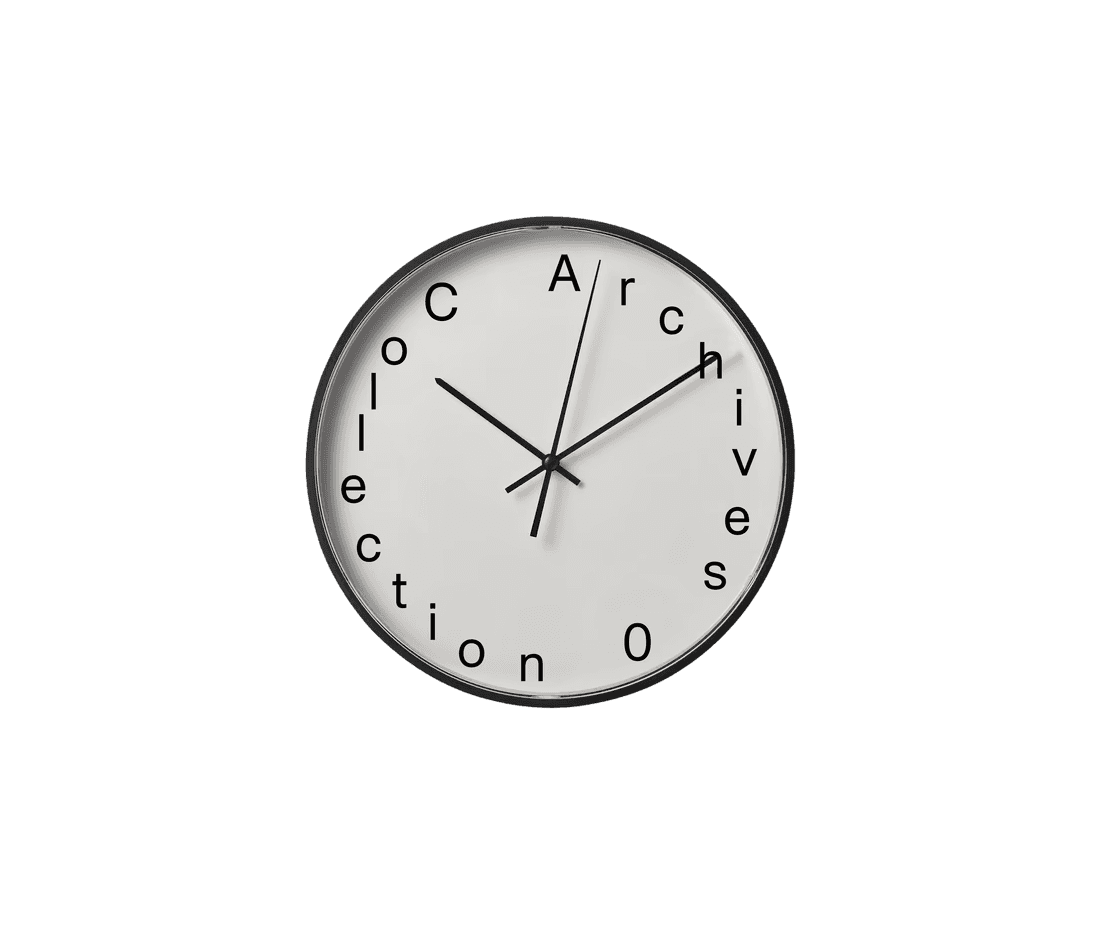 Illustration d’une horloge où les lettres formant “Collection Archives 0” remplacent les chiffres autour du cadran, dans un style noir et blanc texturé.