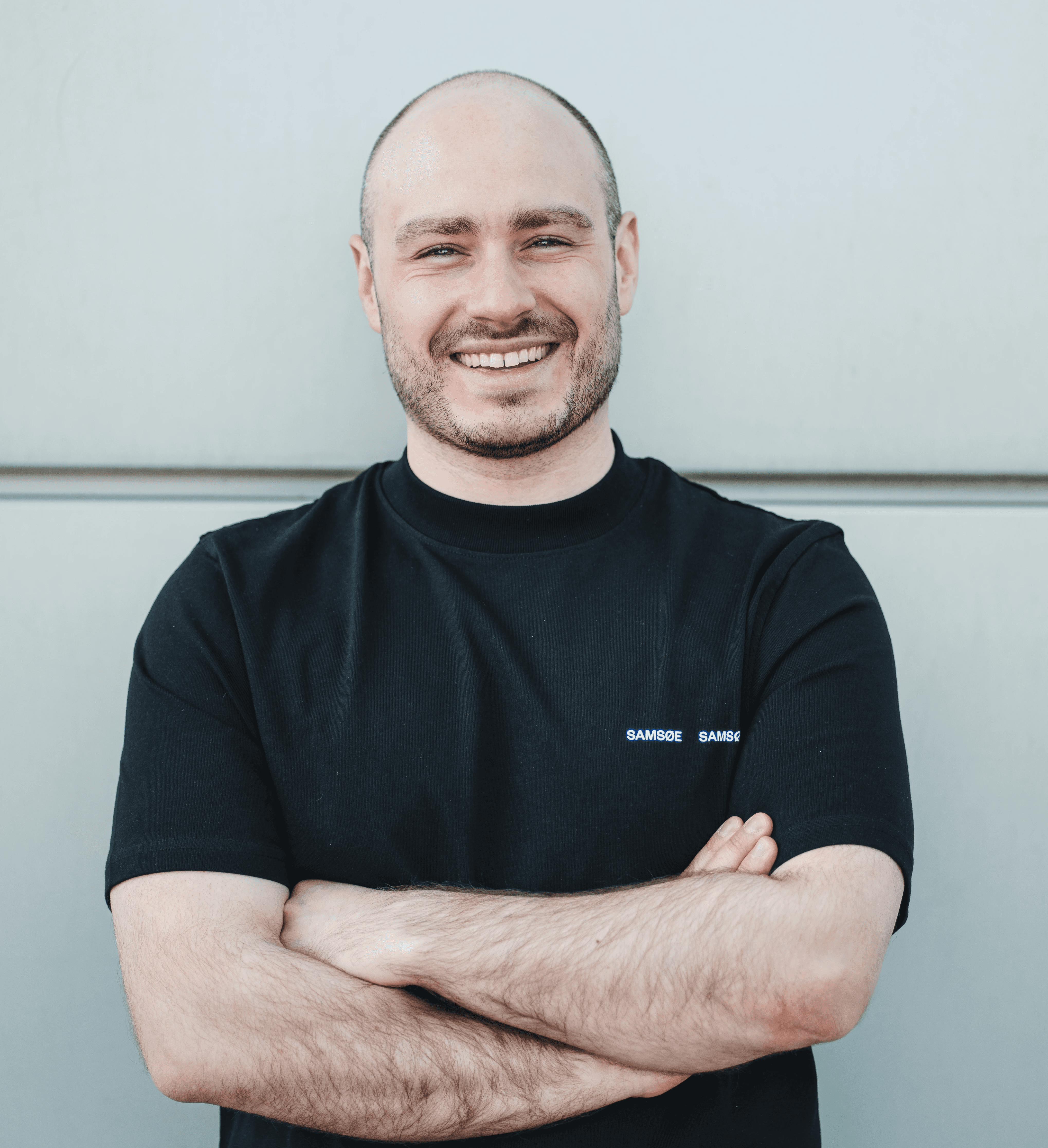 Adrian Schejbal lacht in die Kamera – Webdesigner mit 14 Jahren Vertriebshintergrund
