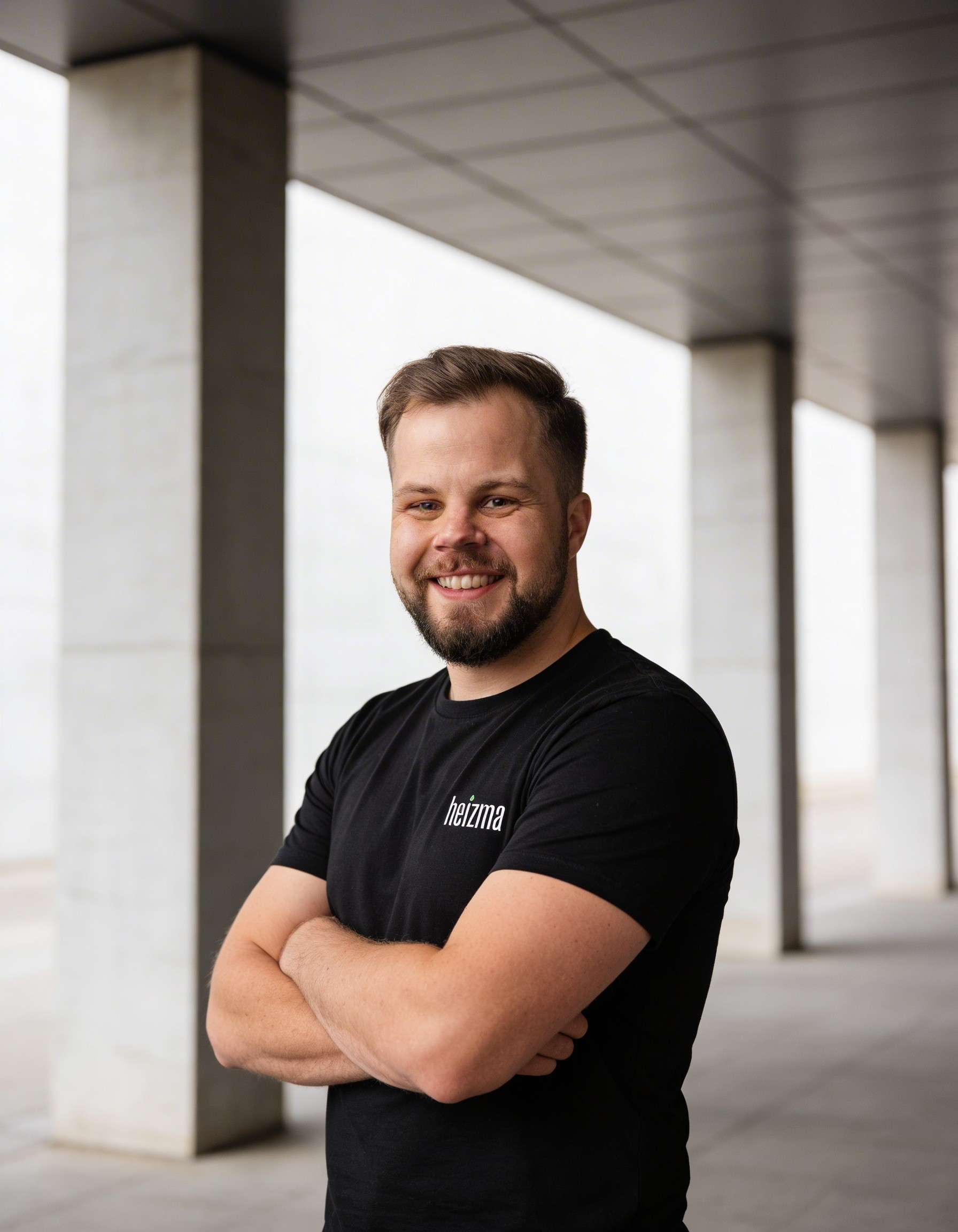 Die drei Heizma-Gründer in Heizma-Hoodies lächeln in die Kamera